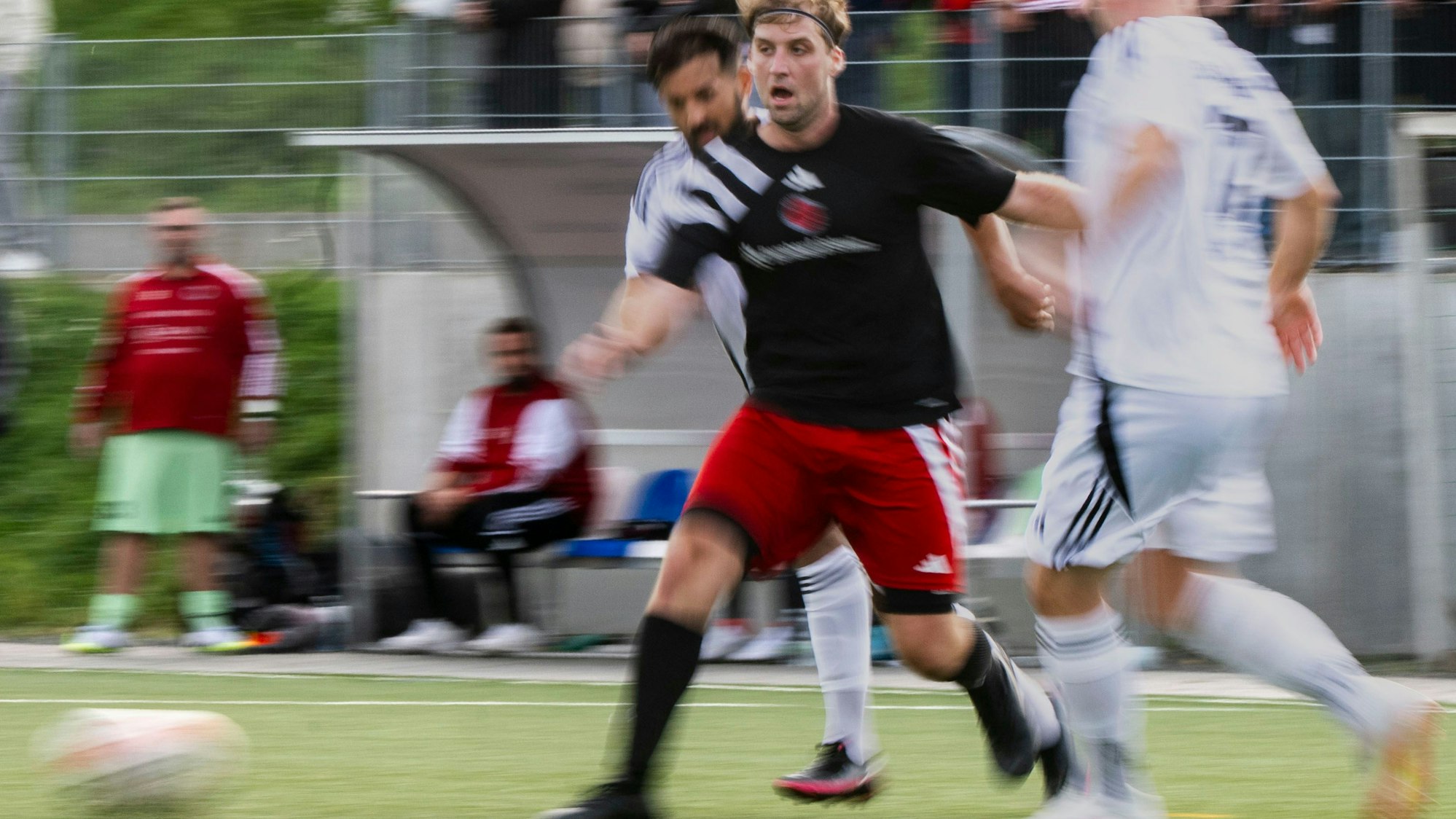 Ein Spieler von Lommersum ist im Fokus und im Schärfebereich, der Rest des Bildes verschwimmt in Unschärfe.