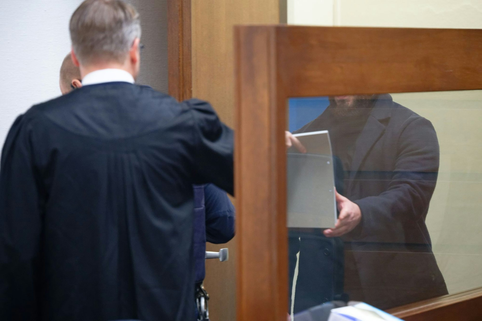 Dem Angeklagten wird Anstiftung zum Mord vorgeworden.