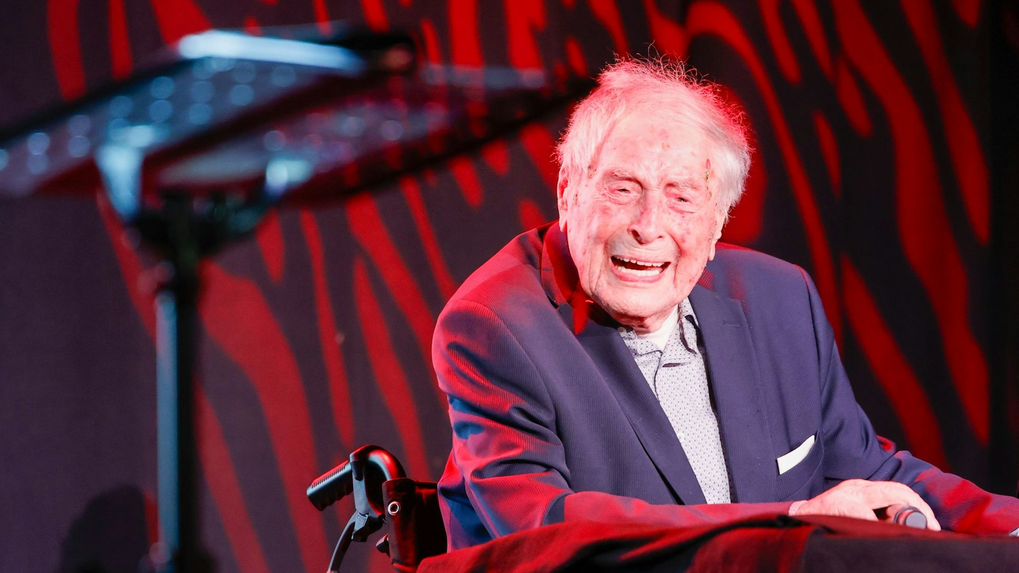 Ludwig Sebus wurde im Rollstuhl auf die Bühne gefahren.