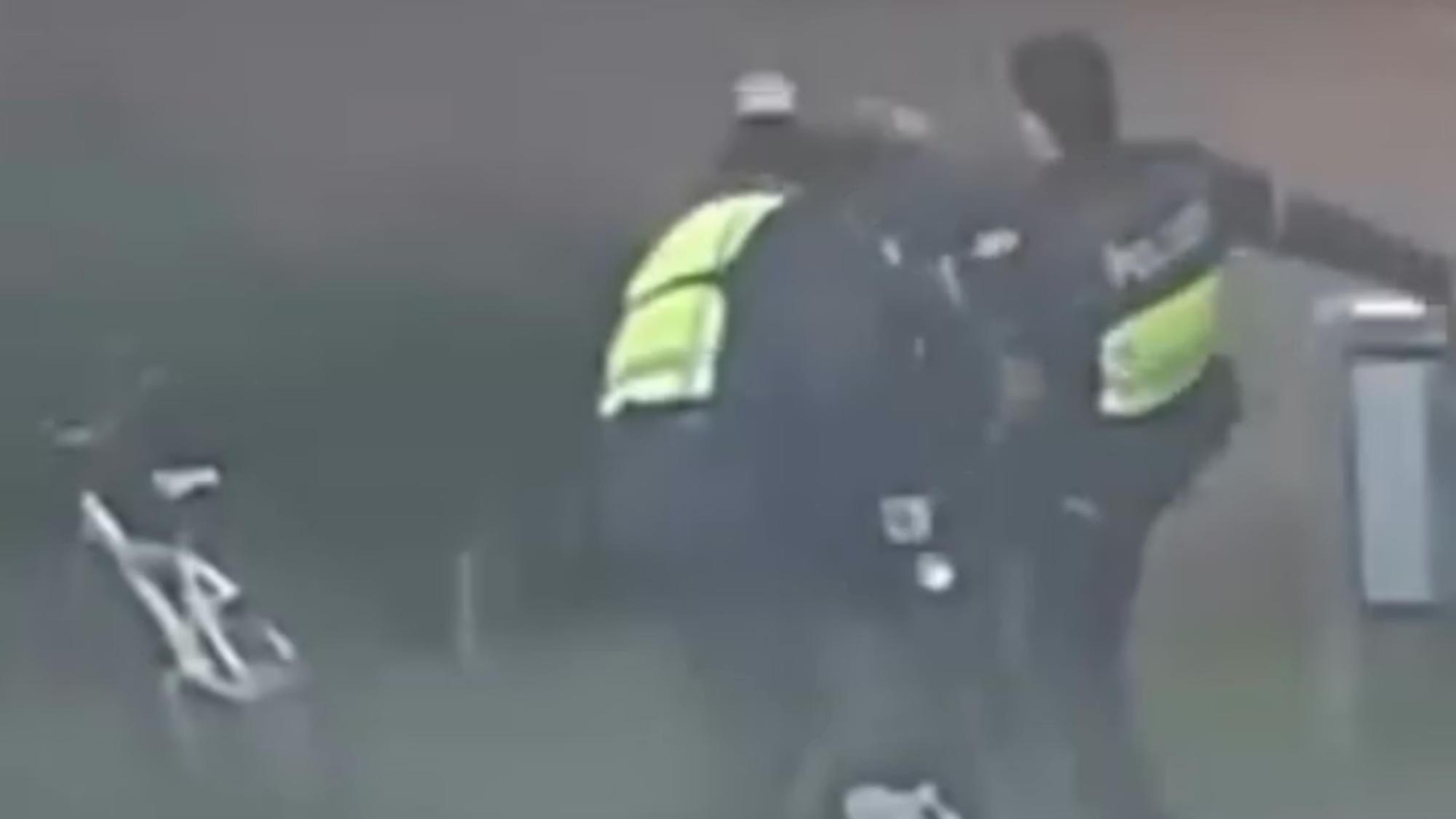 Das Bild zeigt Polizisten, die auf eine Person schlagen und treten.