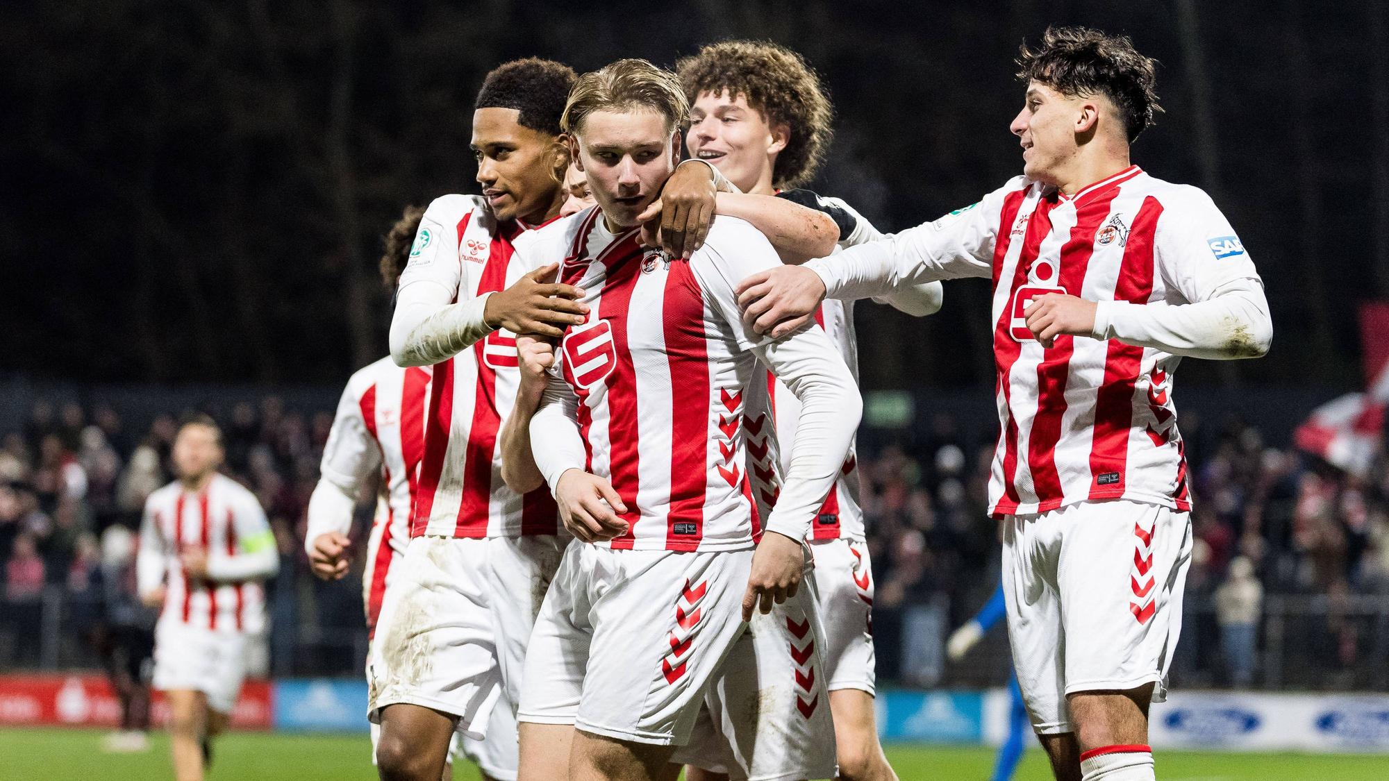 Die U19 des FC bejubelt den Ausgleich von Fynn Schenten.