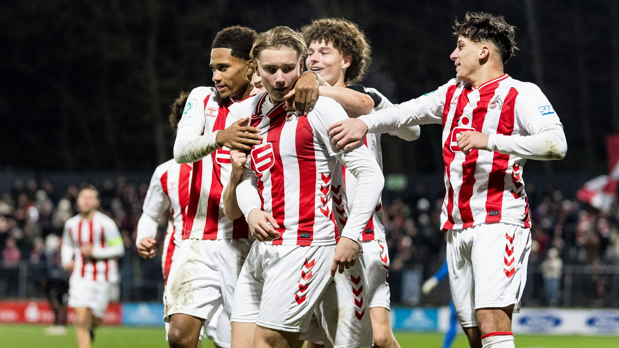 Die U19 des FC bejubelt den Ausgleich von Fynn Schenten.