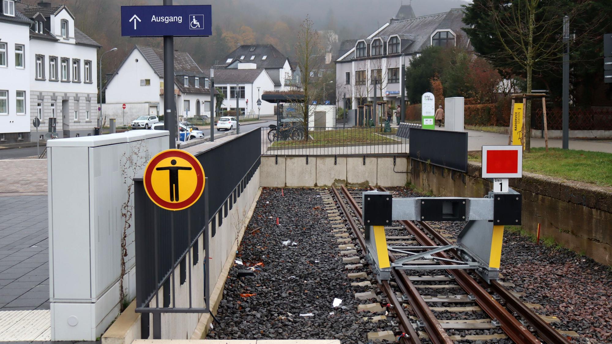 Ein Foto des neuen Prellbocks im Bad Münstereifeler Bahnhof. Auf einen Schild steht „Ausgang“.