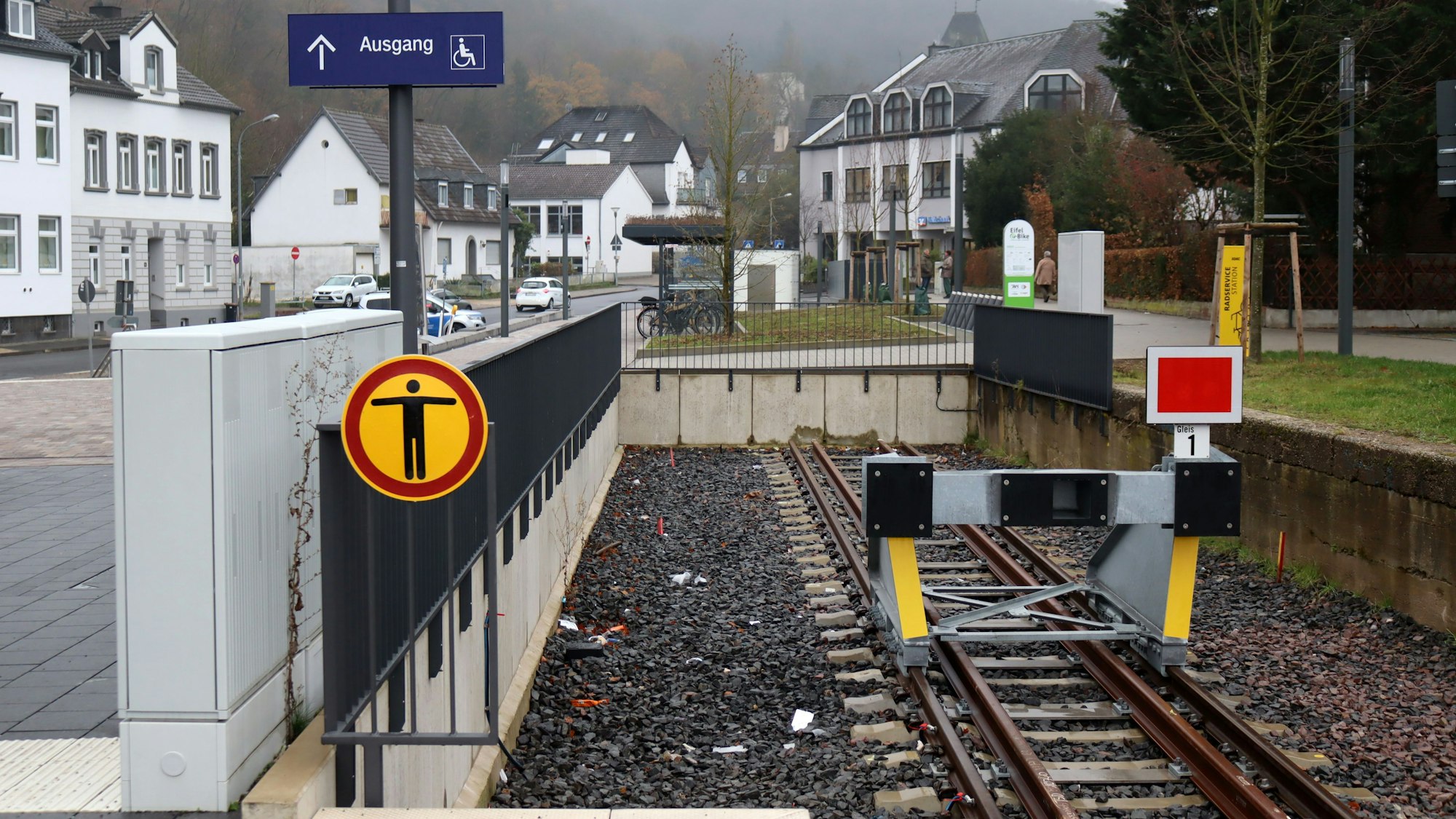 Ein Foto des neuen Prellbocks im Bad Münstereifeler Bahnhof. Auf einen Schild steht „Ausgang“.