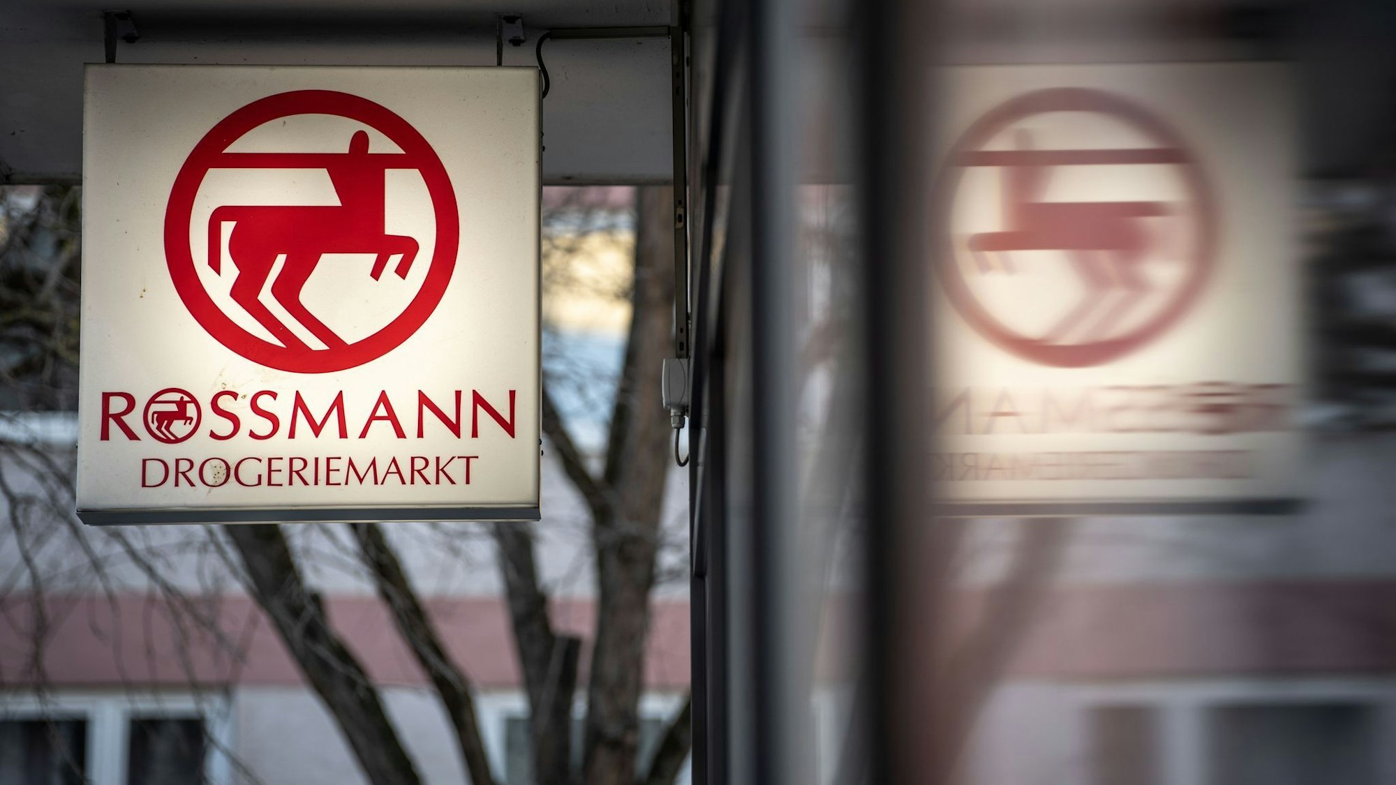 Das Bild zeigt das Logo der Drogeriemarktkette Rossmann. Foto: Frank Rumpenhorst/dpa