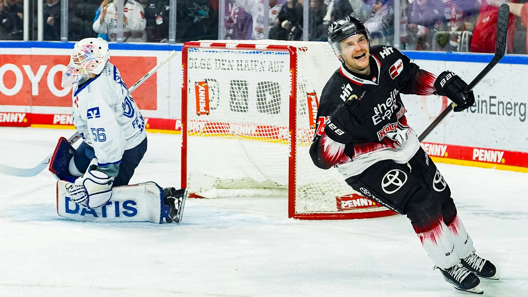 Nate Schnarr (rechts) bejubelt seinen verwandelten Penalty.