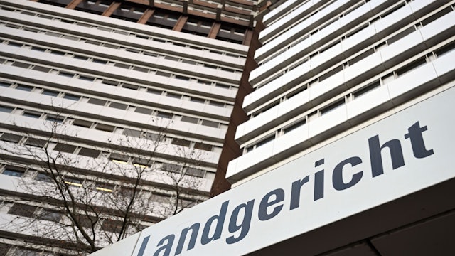 Köln: Ein Schild weist auf das Landgericht in Köln hin.