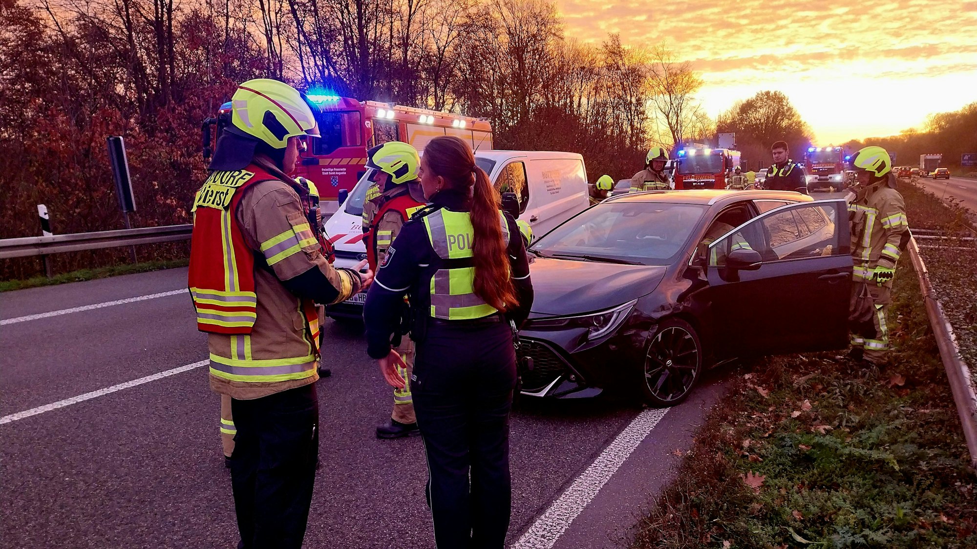 Einsatzkräfte der Polizei und der Feuerwehr nach dem Unfall auf der A560.