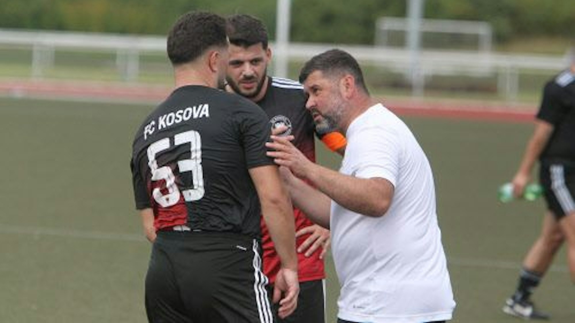 Der FC Kosova Sankt Augustin um Endrit Musliu (von links), Kapitän Bujar Delijaj und Trainer Behar Prenku will seine Serie fortsetzen.
