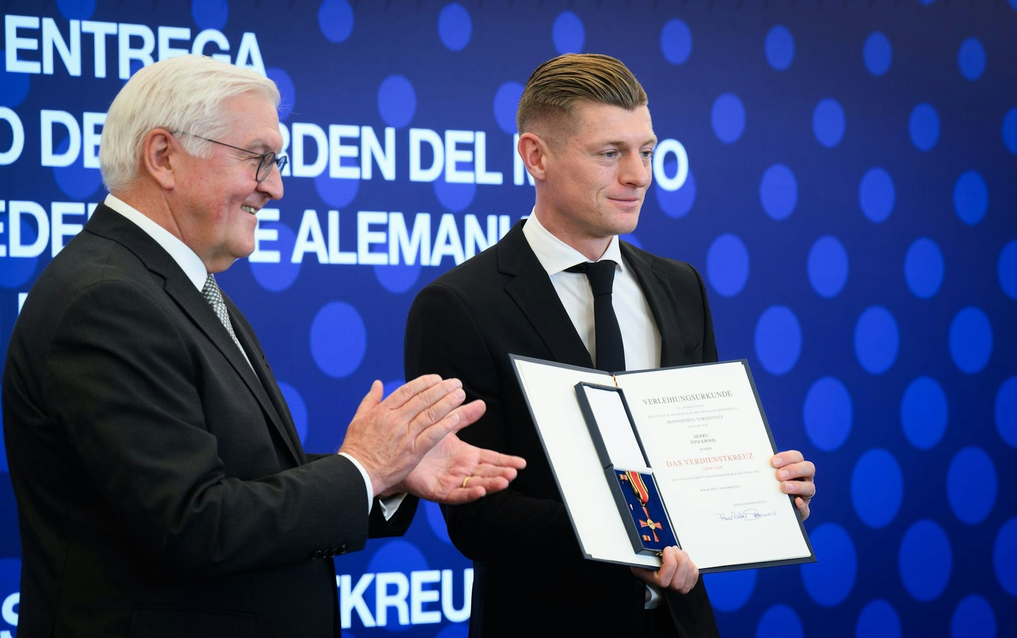 Bundespräsident Steinmeier (l) nennt ihn eine lebende Legende und zeichnet ihn aus: Ex-Nationalspieler Kroos (r).