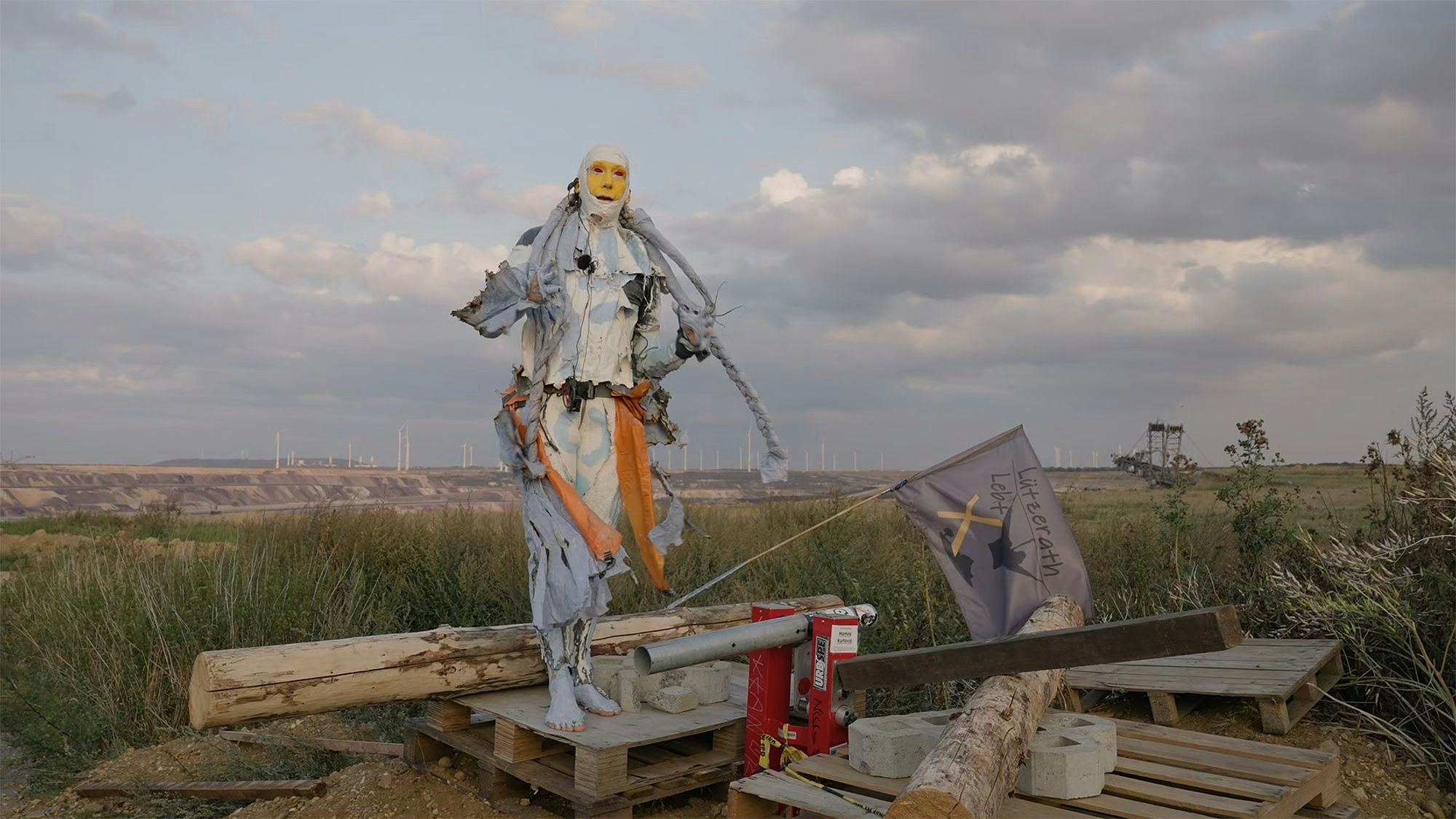 Die Kunstfigur „Asche Lützerathi“ von J.P. Raether