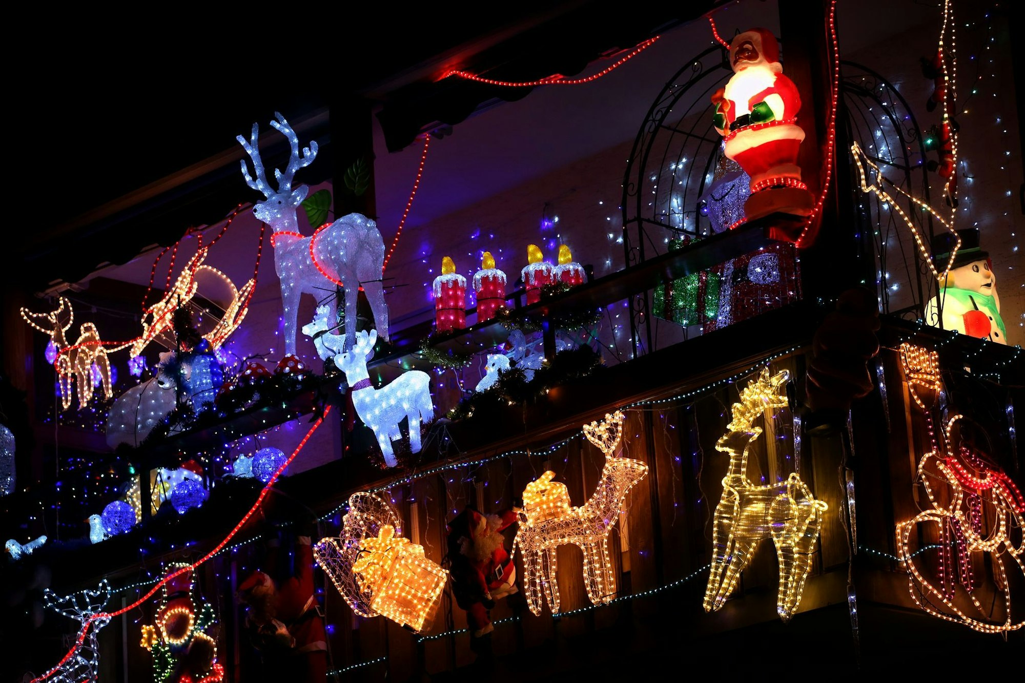 Dekorationen im Außenbereich müssen gut gesichert sein: Bei Schäden durch herumfliegende Gegenstände haften Mieter oder Eigentümer ohne entsprechende Versicherung.