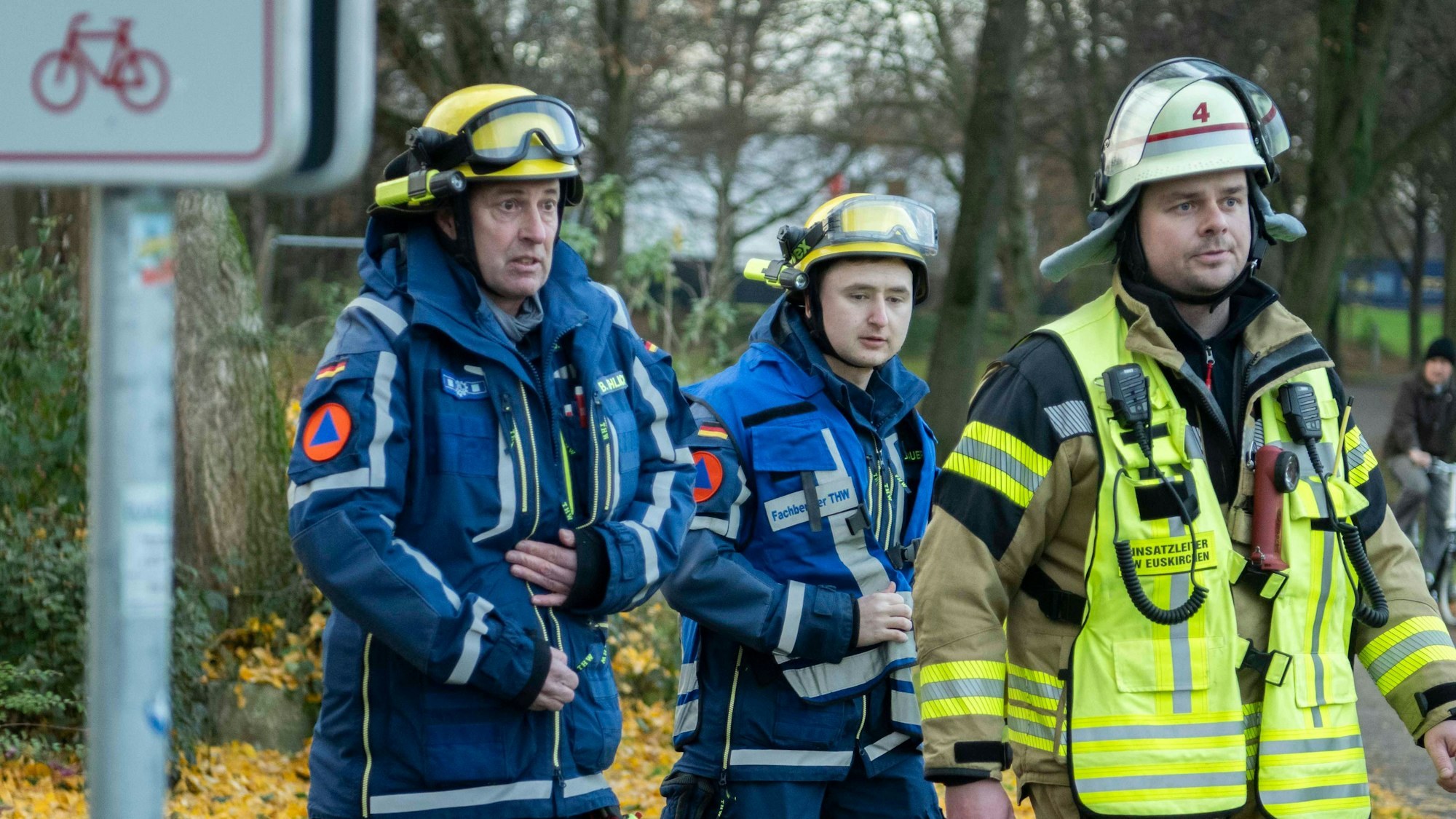 Das Bild zeigt den Einsatzleiter der Euskirchener und zwei Mitarbeiter des THW auf dem Weg zur Einsatzstelle.
