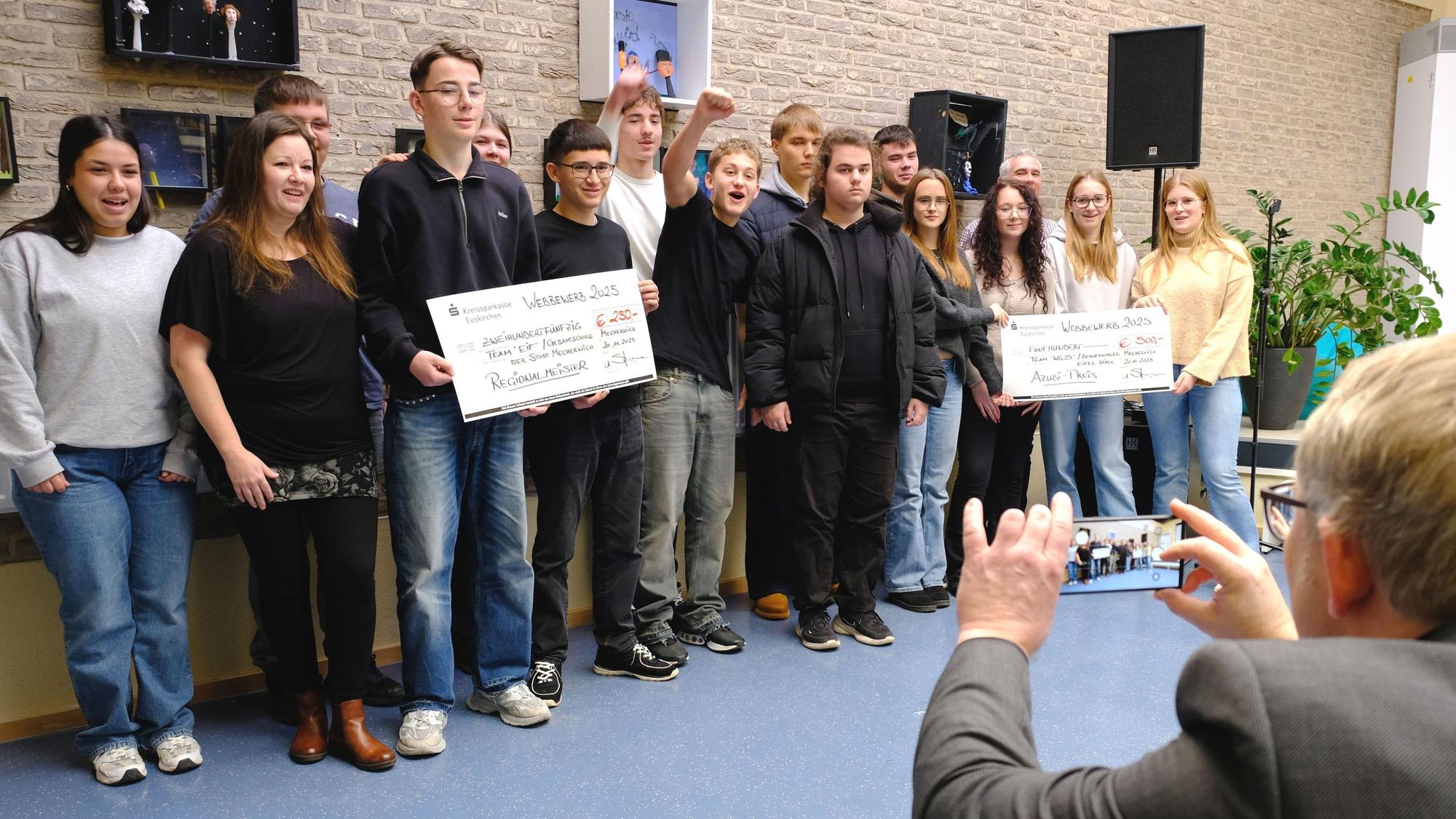 Die beiden Gewinner-Teams des Webbewerbs der Kölnischen Rundschau: Der Informatik-Kurs der 10. Klasse der Gesamtschule Mechernich und der Kurs Wirtschaftsinformatik der Klasse 11 des Berufskollegs Eifel in Kall.