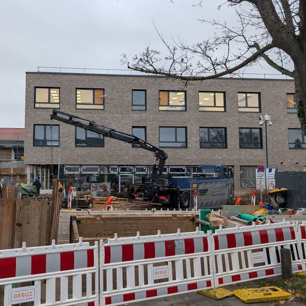 Das Foto zeigt eine Außenaufnahme des Neubaus an der Friedrich-Ebert-Realschule.