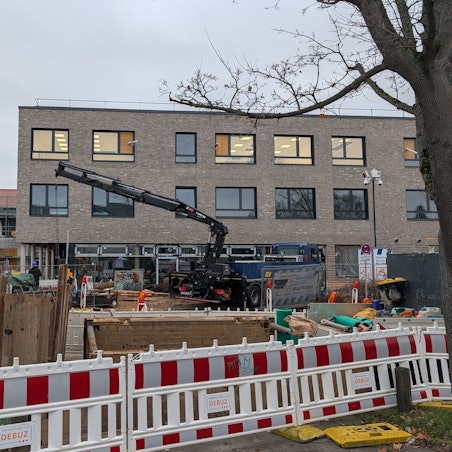 Das Foto zeigt eine Außenaufnahme des Neubaus an der Friedrich-Ebert-Realschule.