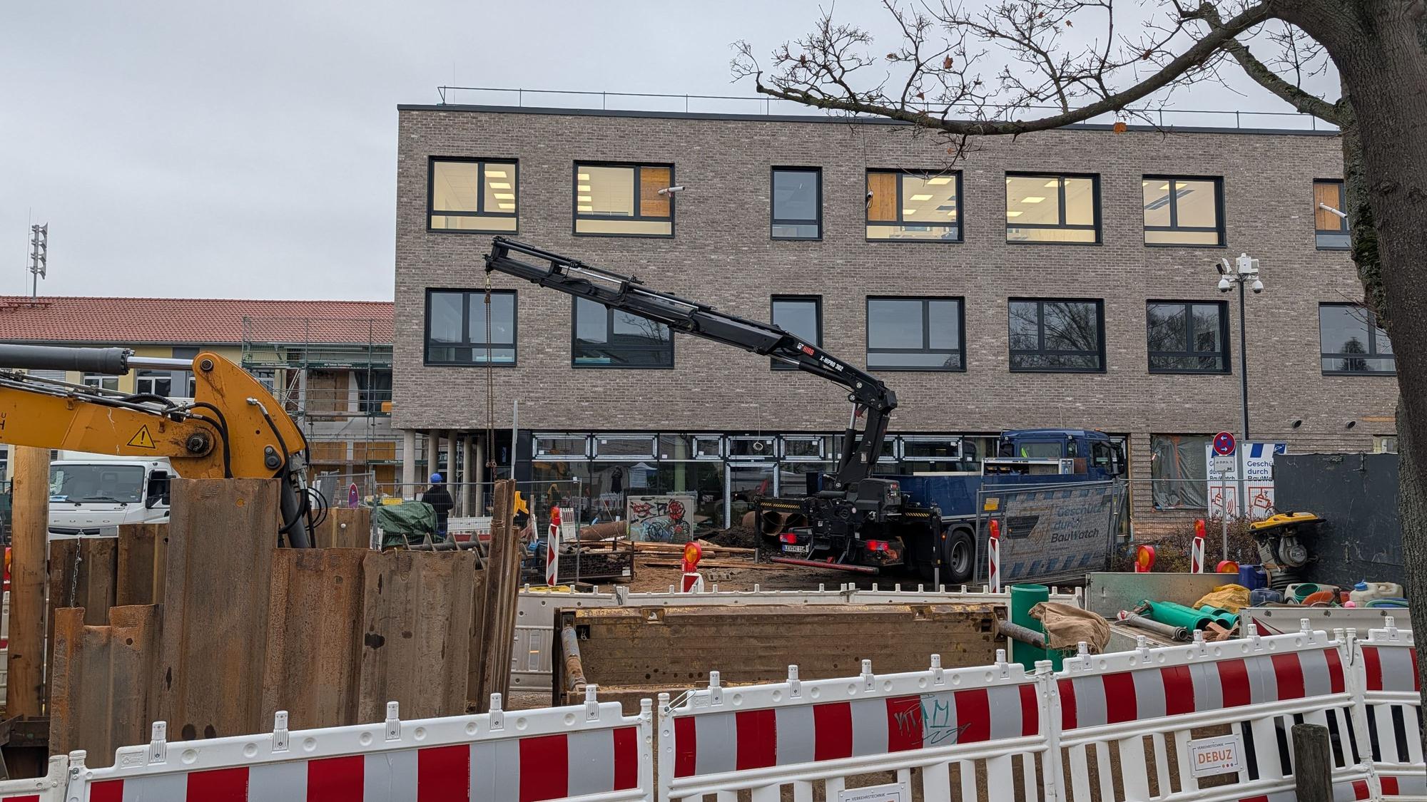 Das Foto zeigt eine Außenaufnahme des Neubaus an der Friedrich-Ebert-Realschule.