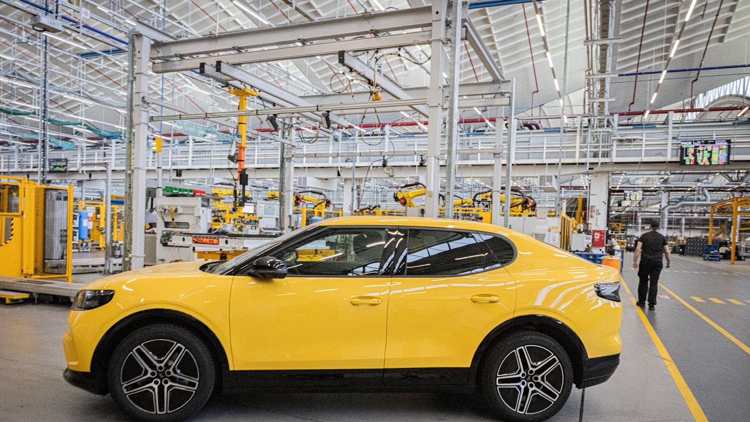 Ein Capri steht in der neuen Batterie-Fertigung in Köln-Niehl.