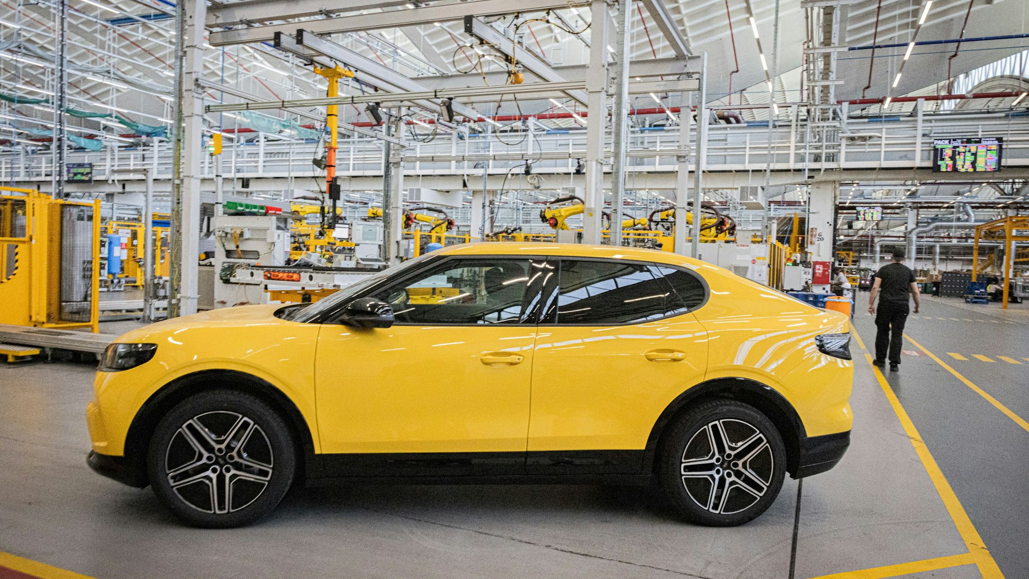 Ein Capri steht in der neuen Batterie-Fertigung in Köln-Niehl.