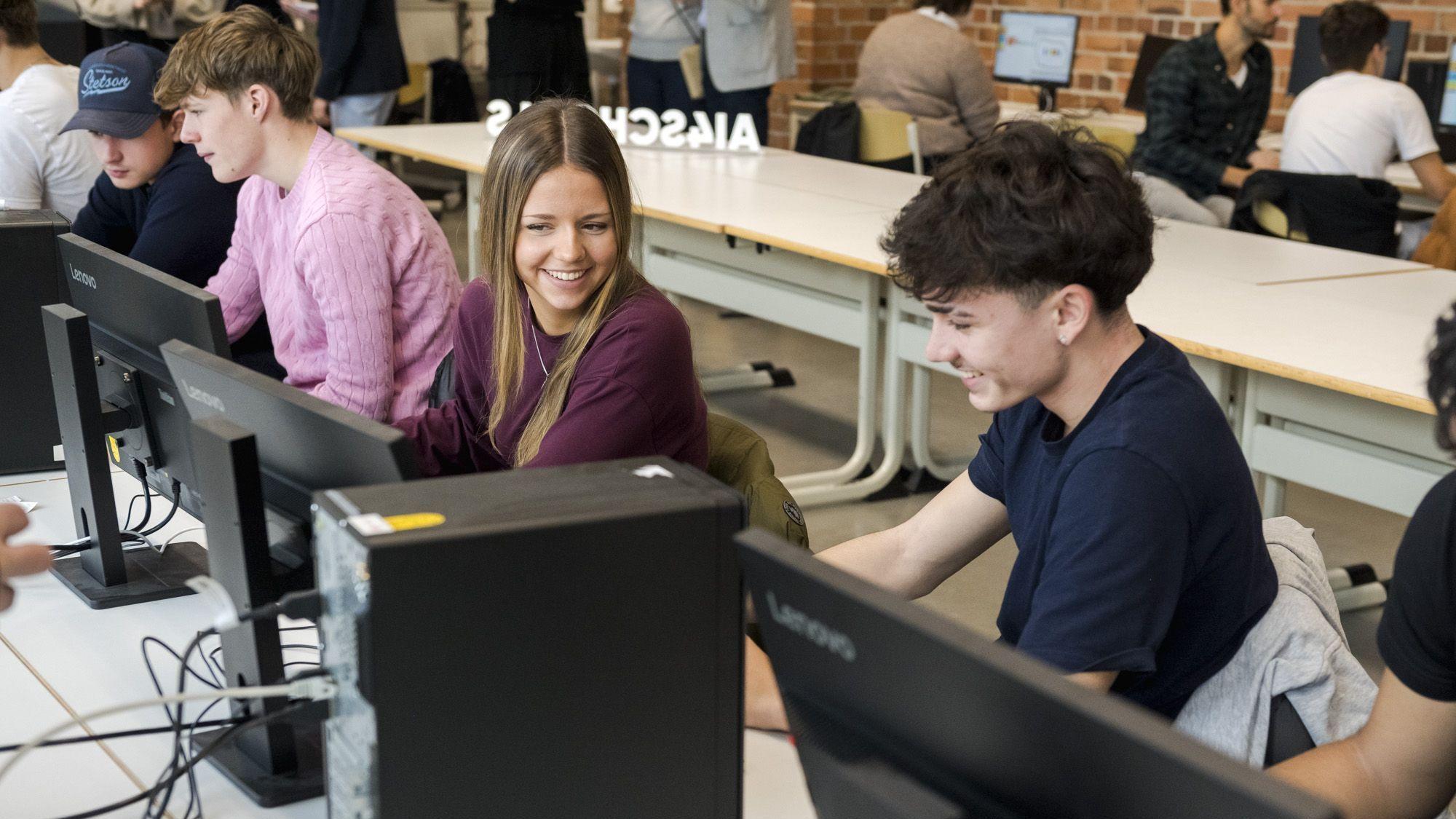 Schülerinnen und Schüler vor Computern.