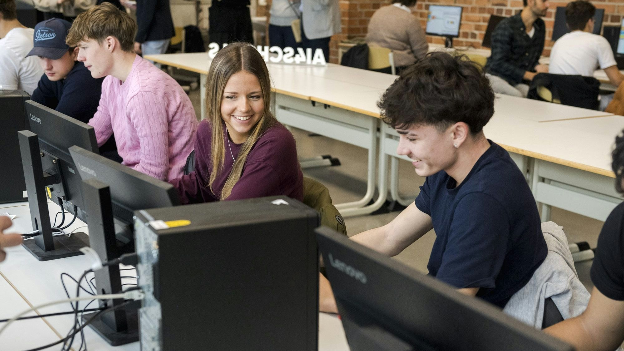 Schülerinnen und Schüler vor Computern.