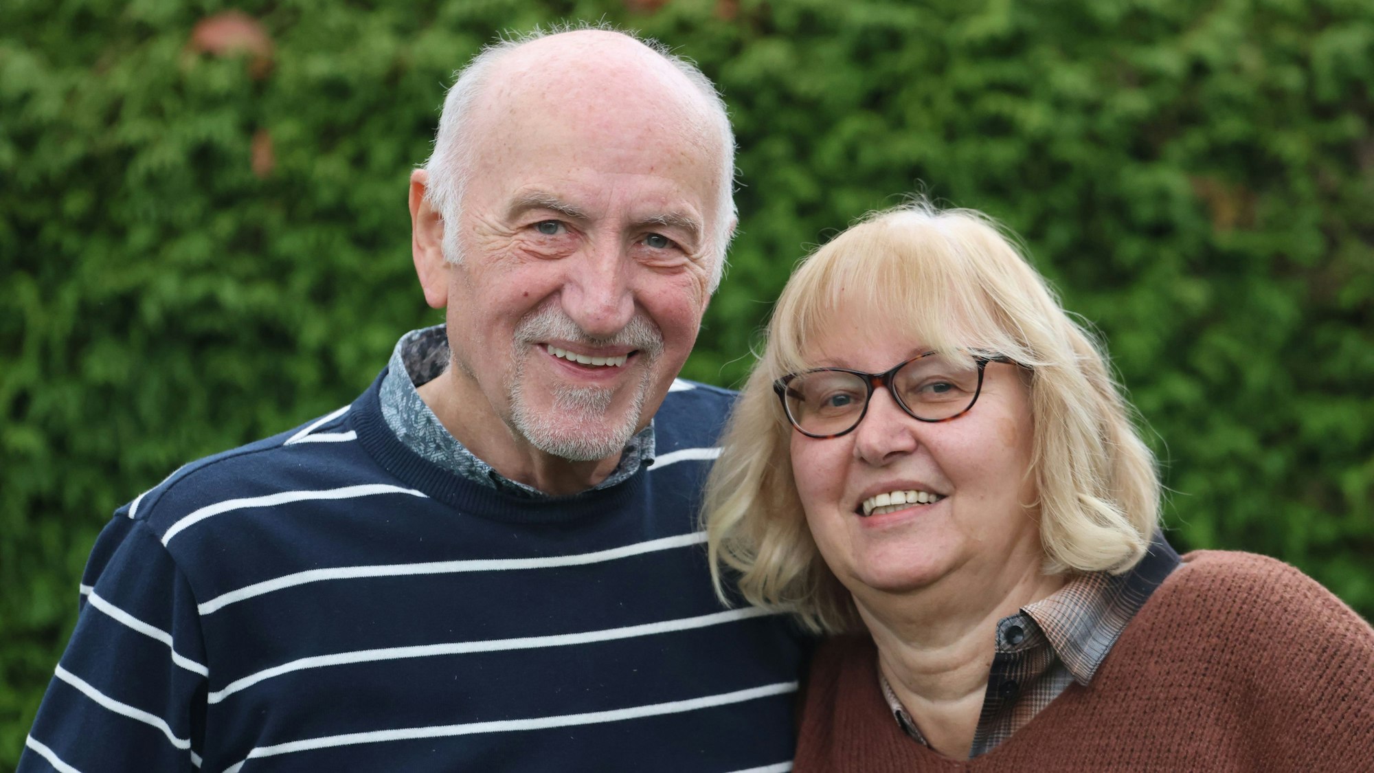 Irmhild und Otto Hedderich stehen lächelnd nebeneinander.