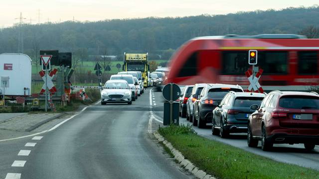 Das Bild zeigt den geschlossenen Bahnübergang in Euenheim. Vor den Schranken haben sich lange Warteschlangen gebildet.