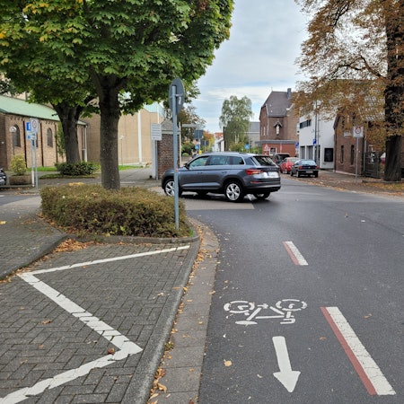 Zu sehen ist eine Straße mit einem Fahrrad-Piktogramm.