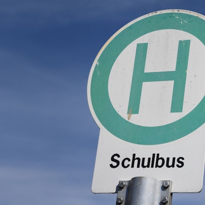 Ein Schild an einer Schulbushaltestelle ist zu sehen.