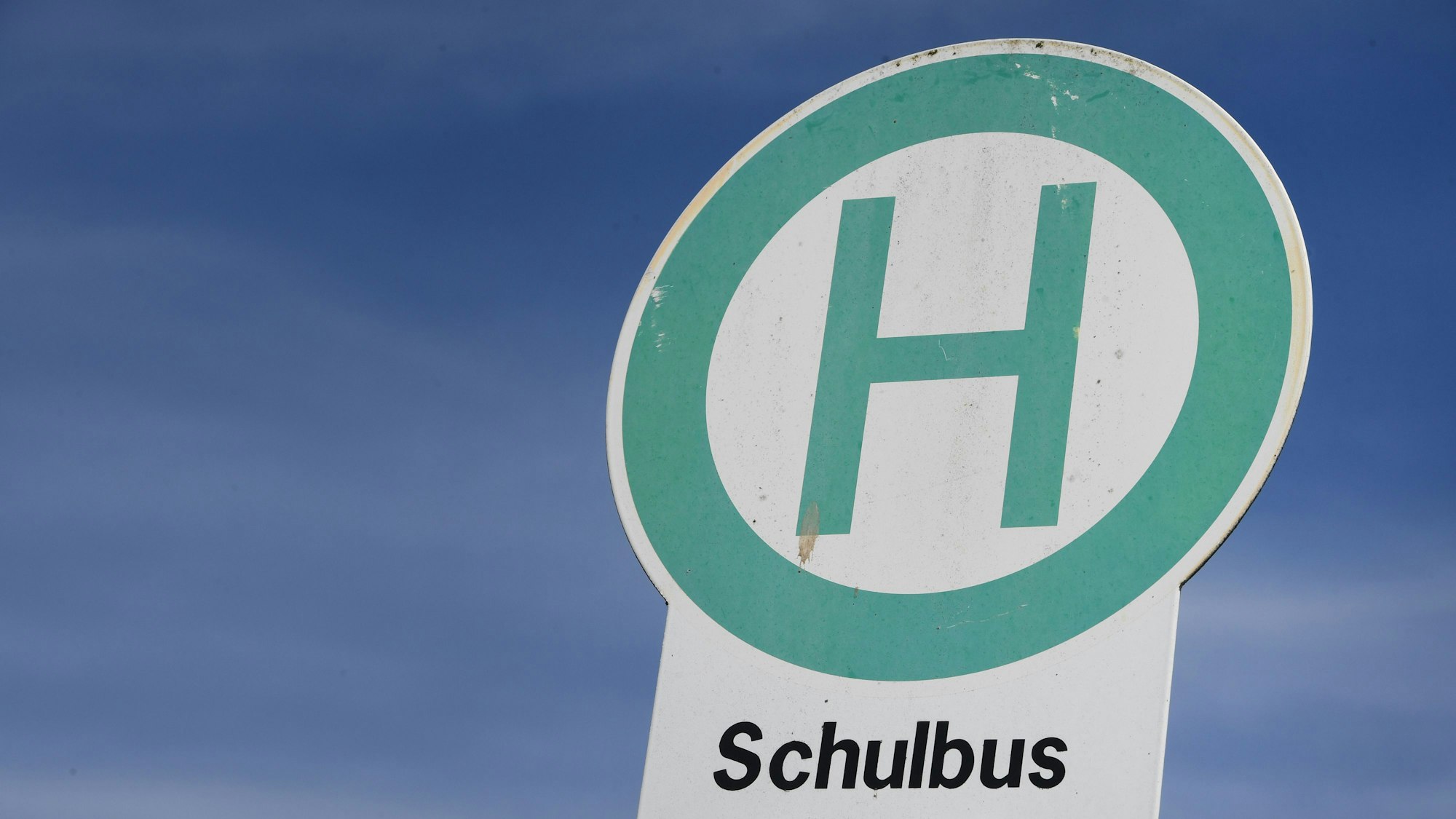 Ein Schild an einer Schulbushaltestelle.