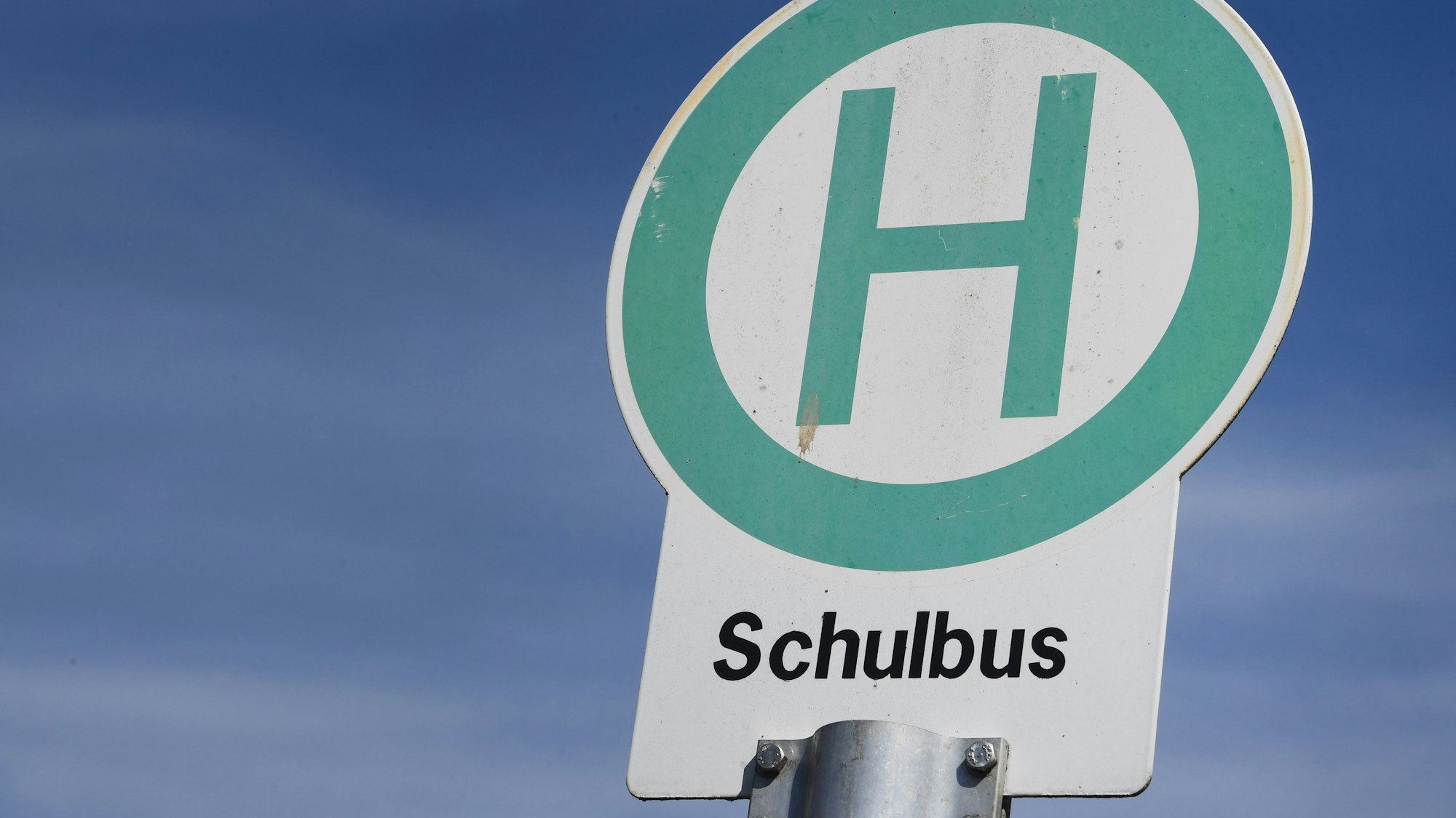 Ein Schild an einer Schulbushaltestelle ist zu sehen.