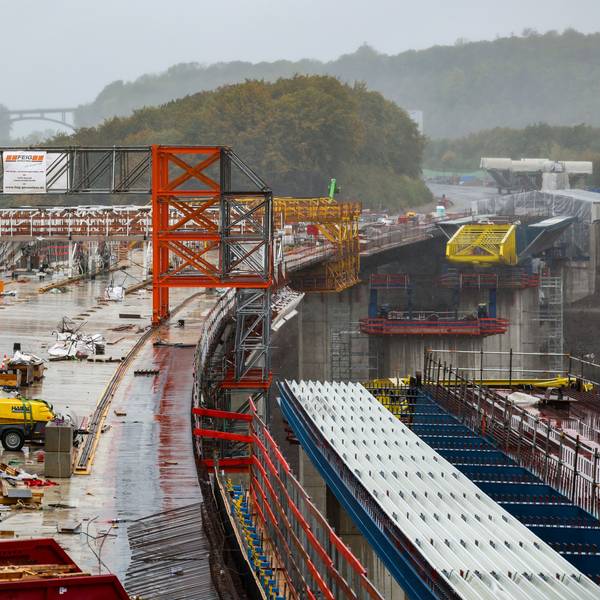 Zu sehen ist die Aussicht auf die Baustelle der neuen Talbrücke von einer Aussichtsplattform aus Anfang Oktober 2025. Es entsteht dort die Rahmede-Talbrücke bei Lüdenscheid.
