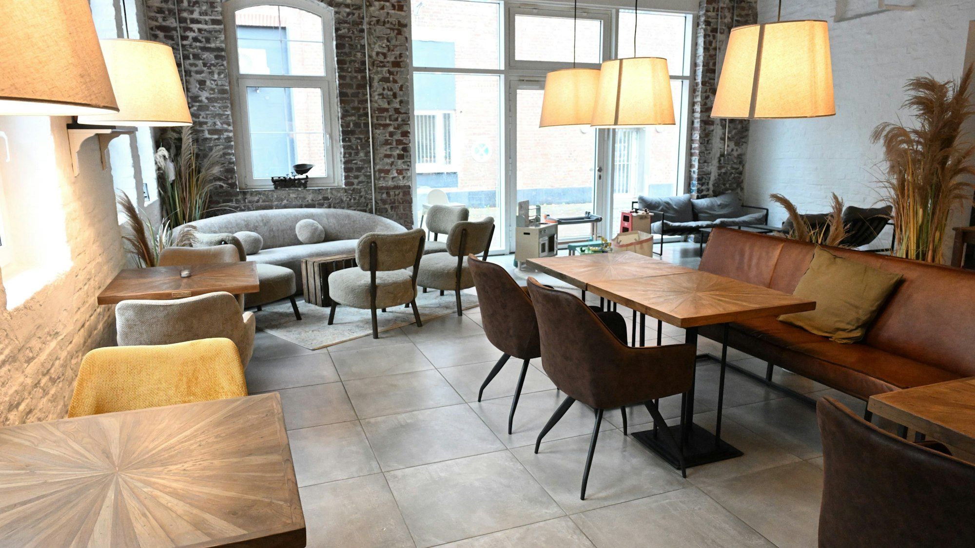 Tische, Stühle und Sessel stehen nebeneinander.