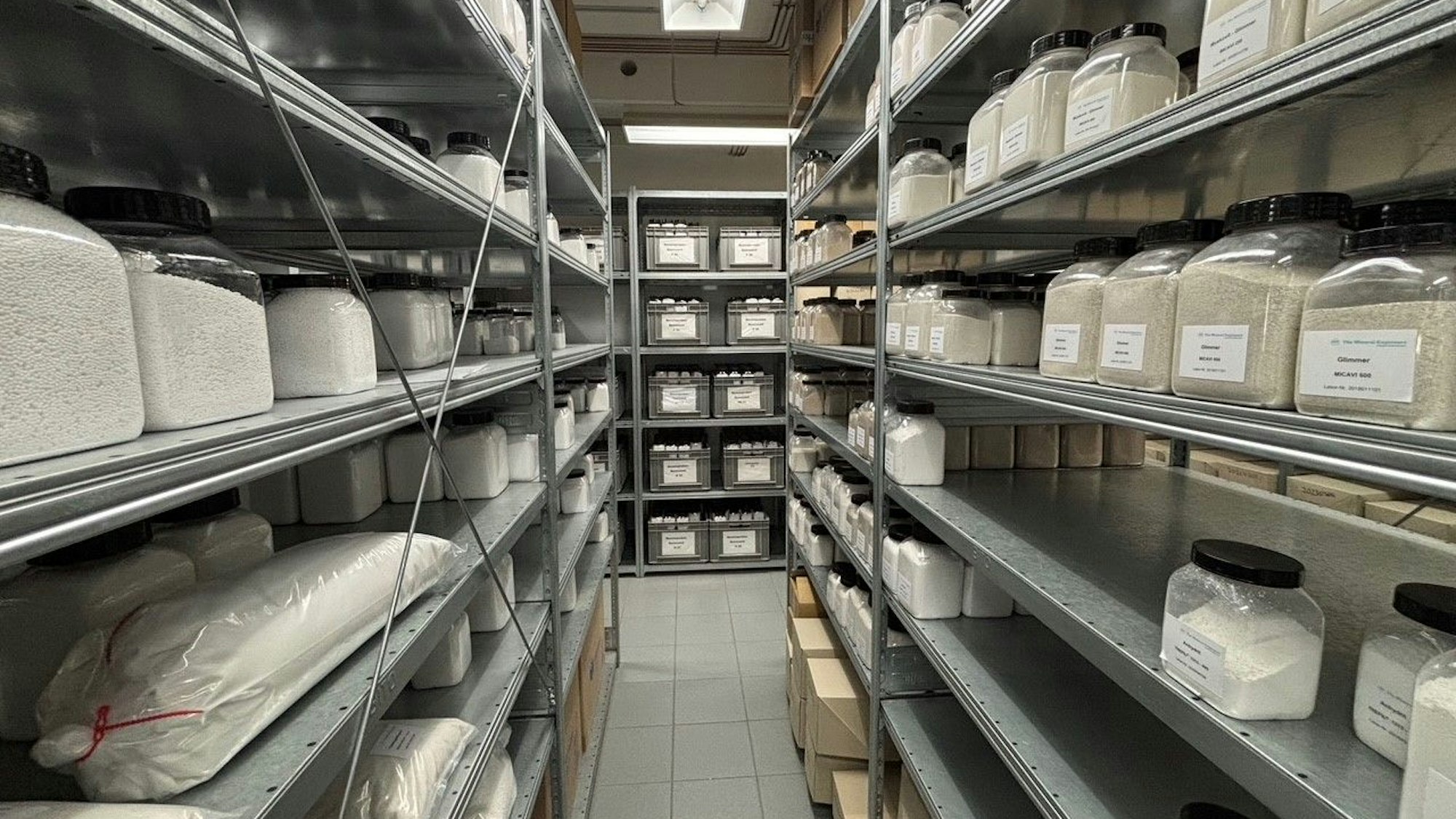 Auf dem Bild sind Regale mit Produktproben zu sehen.