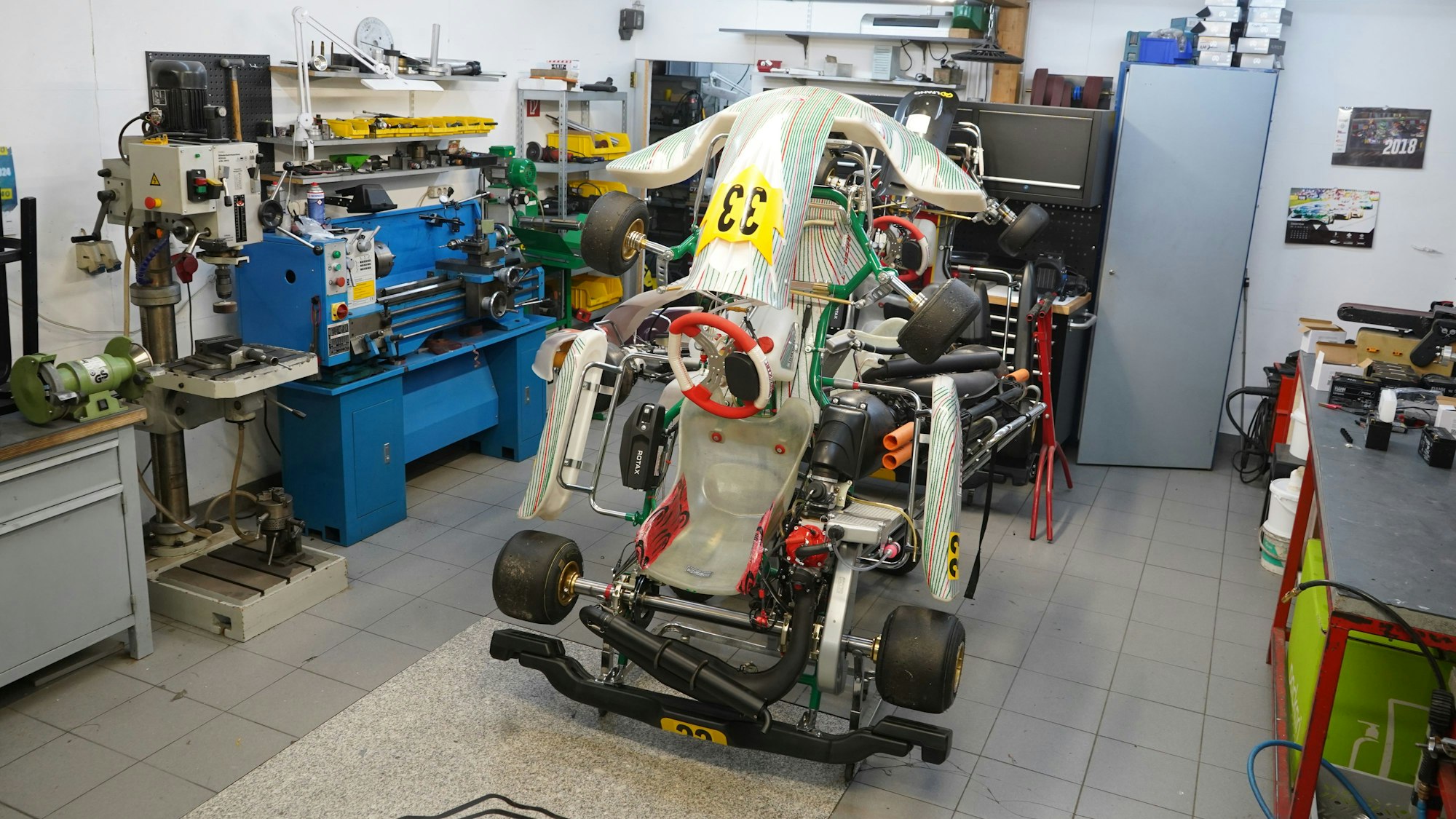 Das Foto zeigt ein aufgestelltes Kartfahrzeug.