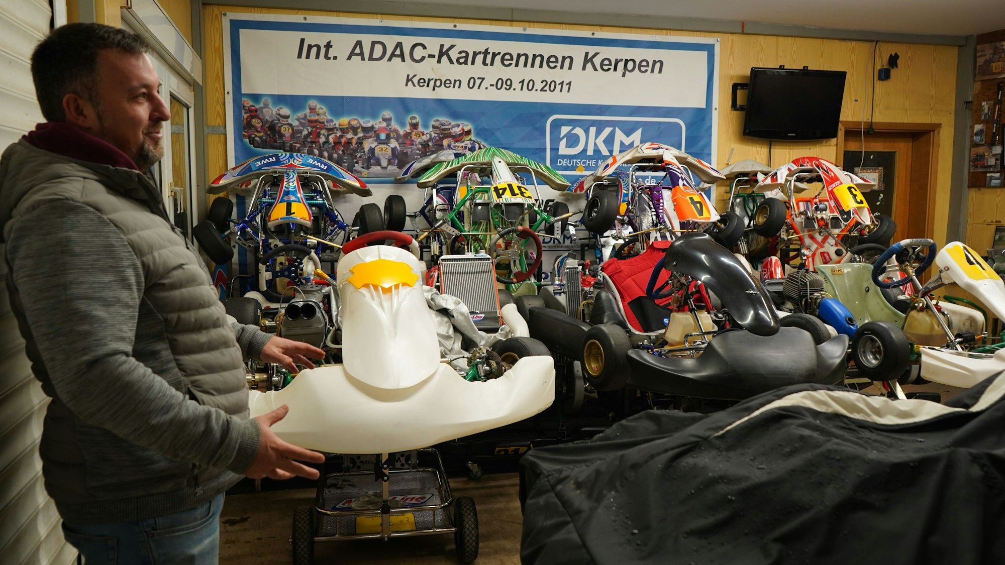 Das Foto zeigt eine Kart-Werkstatt.