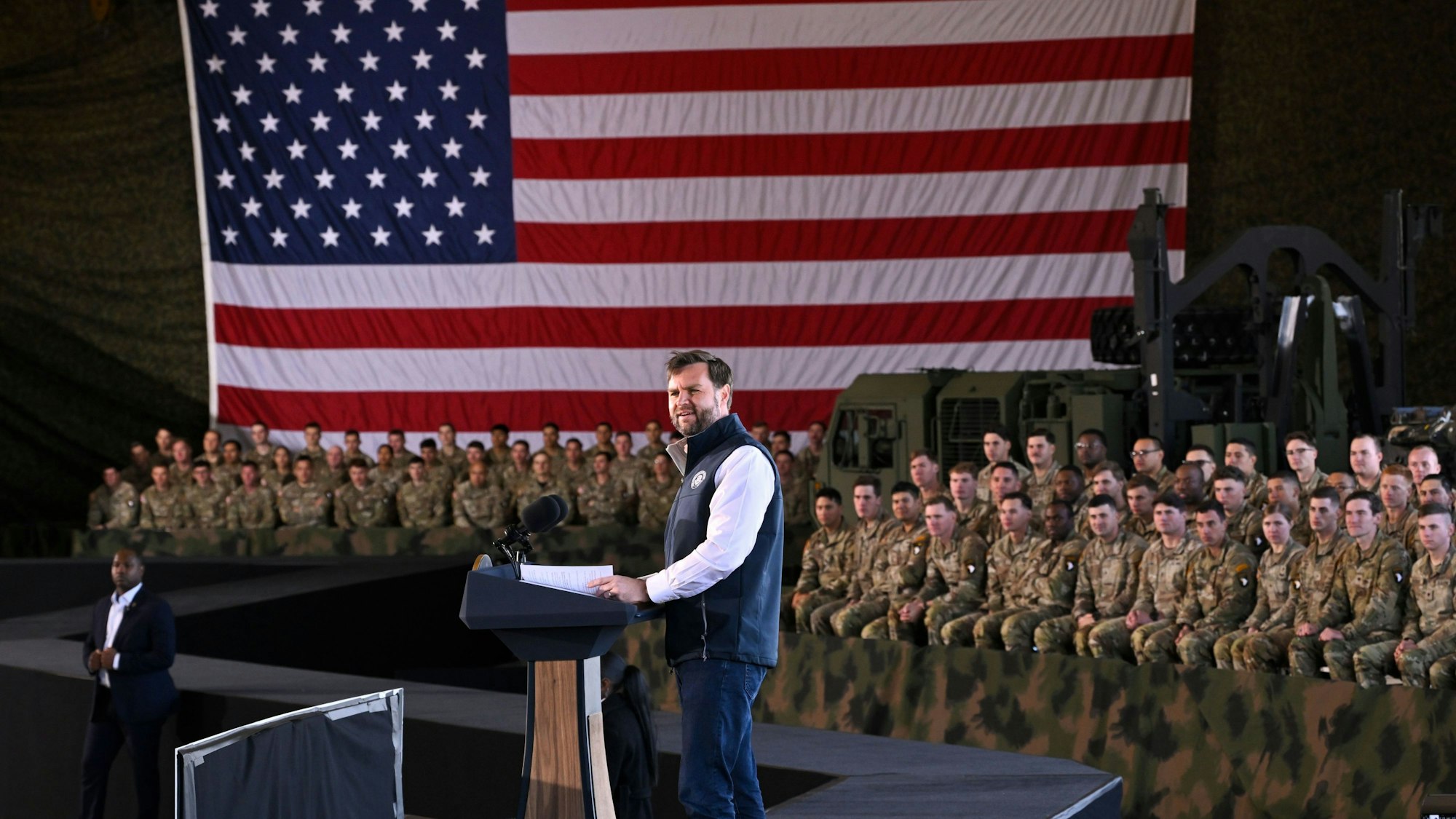 Das Bild zeigt den US-Vizepräsident JD Vance während eines Besuchs in Fort Campbell, Kyoto am 26. November 2025. Foto: John Amis/AP/dpa