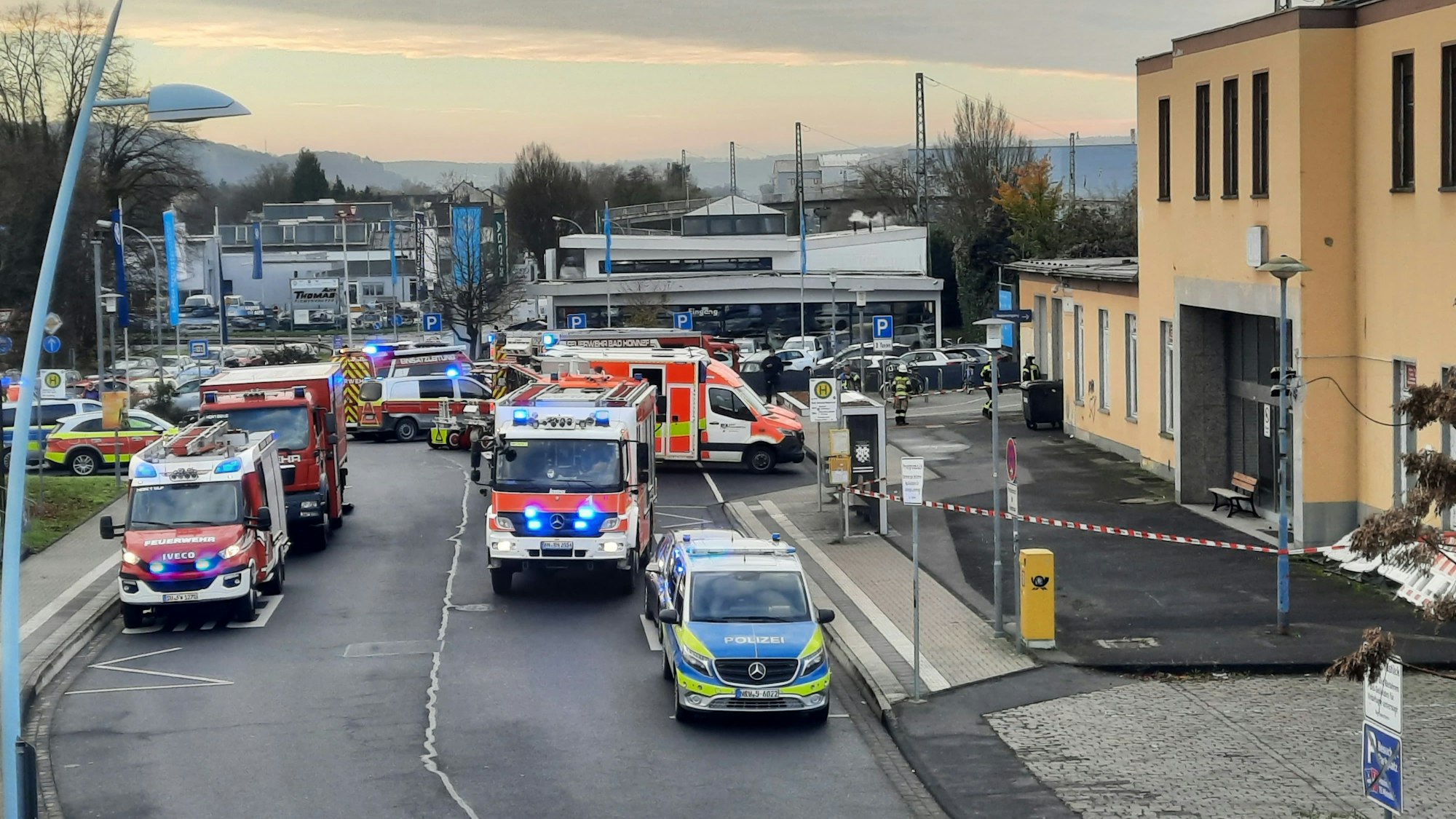 Fahrzeuge der Feuerwehr und der Polizei vor einem Bahnhof.