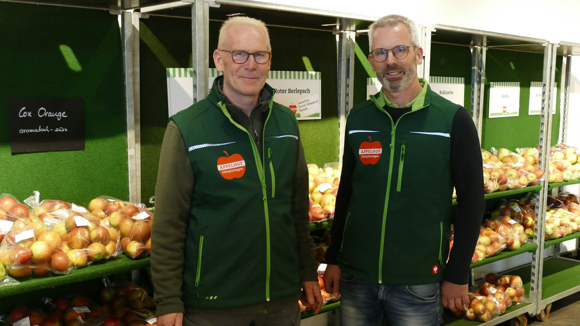Die Brüder Gernot (l.) und Rüdiger Fuhr haben sich auf Äpfel spezialisiert - deswegen gibt es auf dem Appelhof in Windeck 20 verschiedene Apfelsorten zu kaufen.