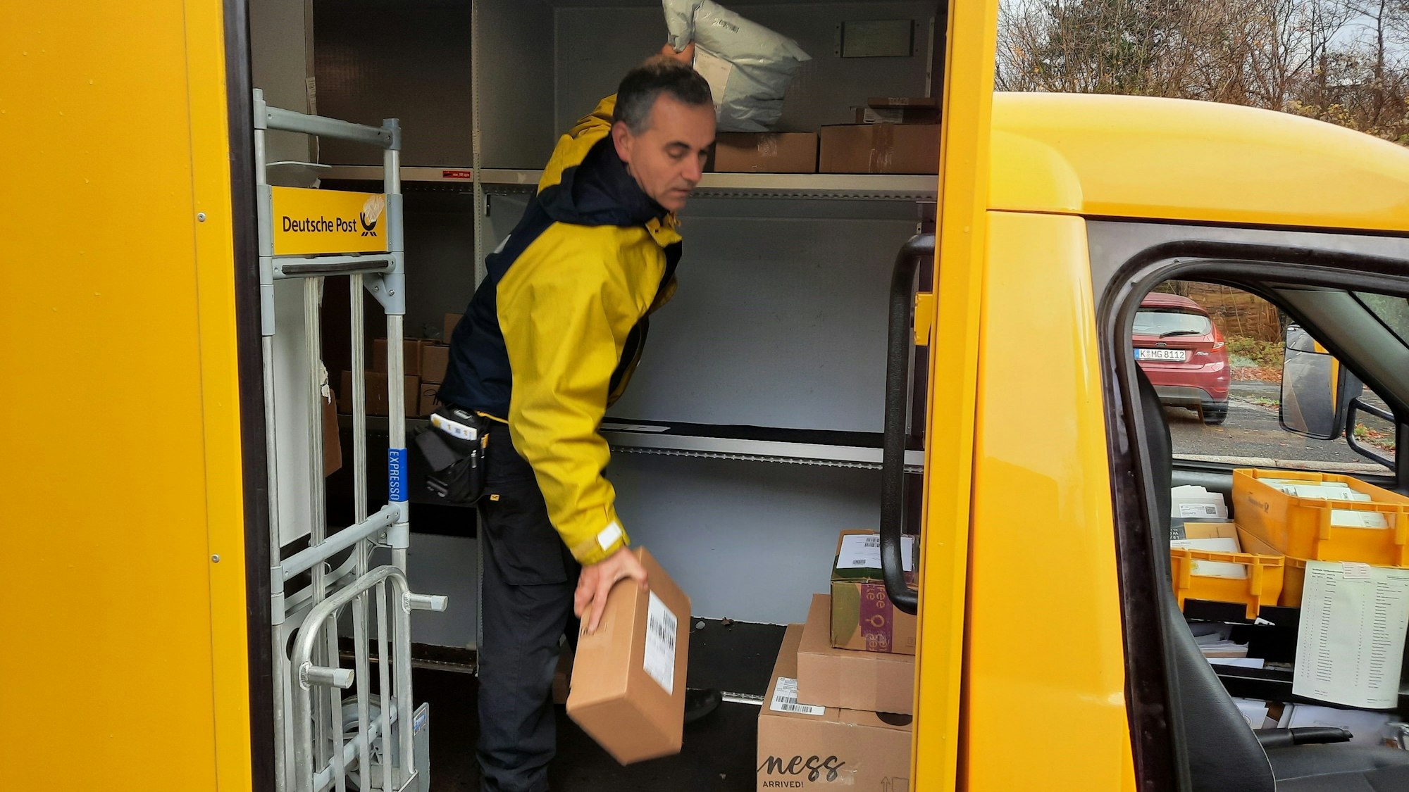 Über 180 Pakete stellt Jörg Rochow in der Vorweihnachtszeit zu.