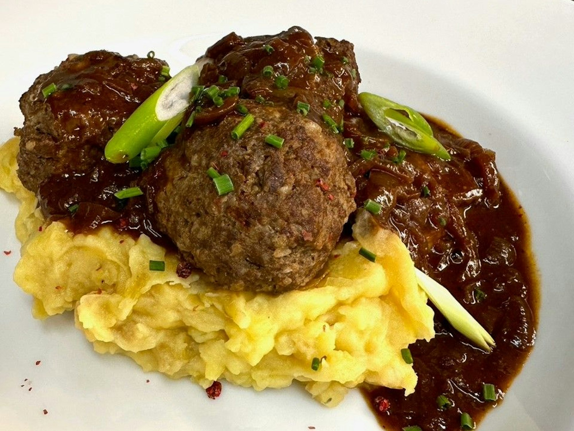 Hirschfrikadellen serviert Recky Reck im Freistaat Eifel