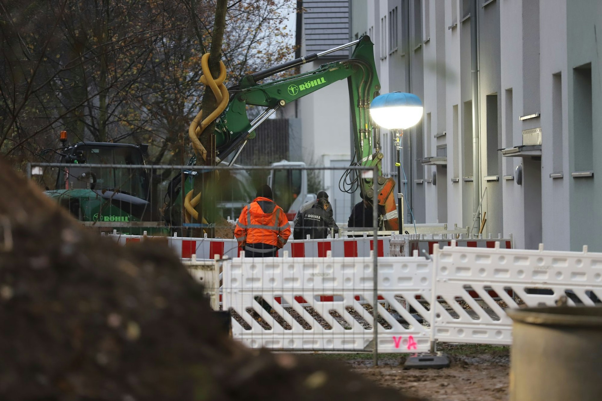 Der Bomben-Fundort liegt direkt an Wohnhäusern im Stadtteil Köln-Gremberghoven.