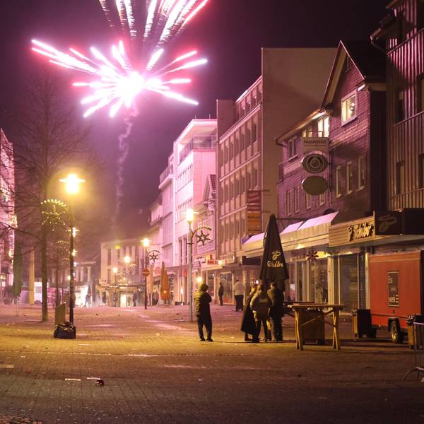 Silvesterfeuerwerk auf der Gummersbacher Kaiserstraße.