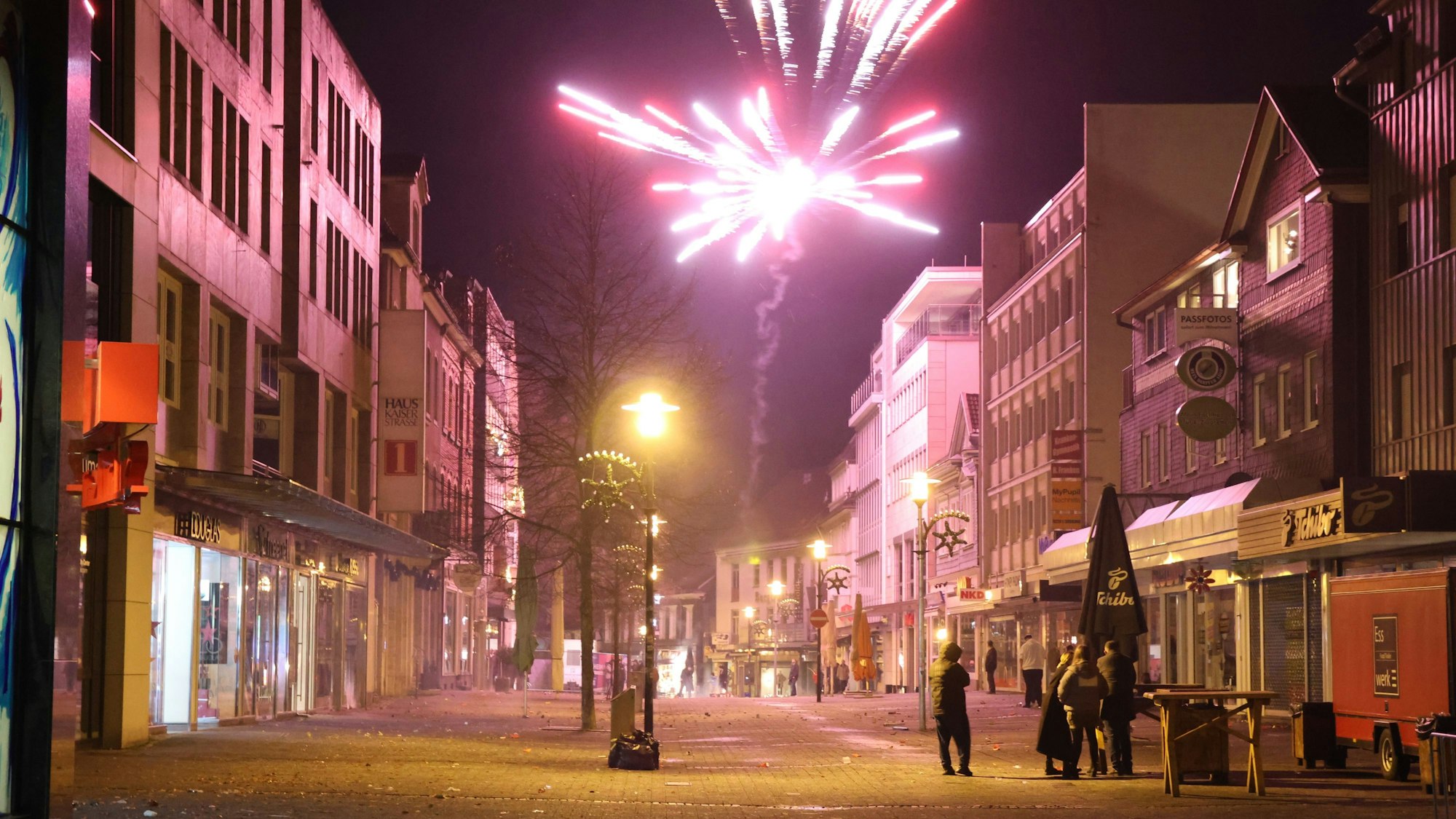 Silvesterfeuerwerk auf der Gummersbacher Kaiserstraße.
