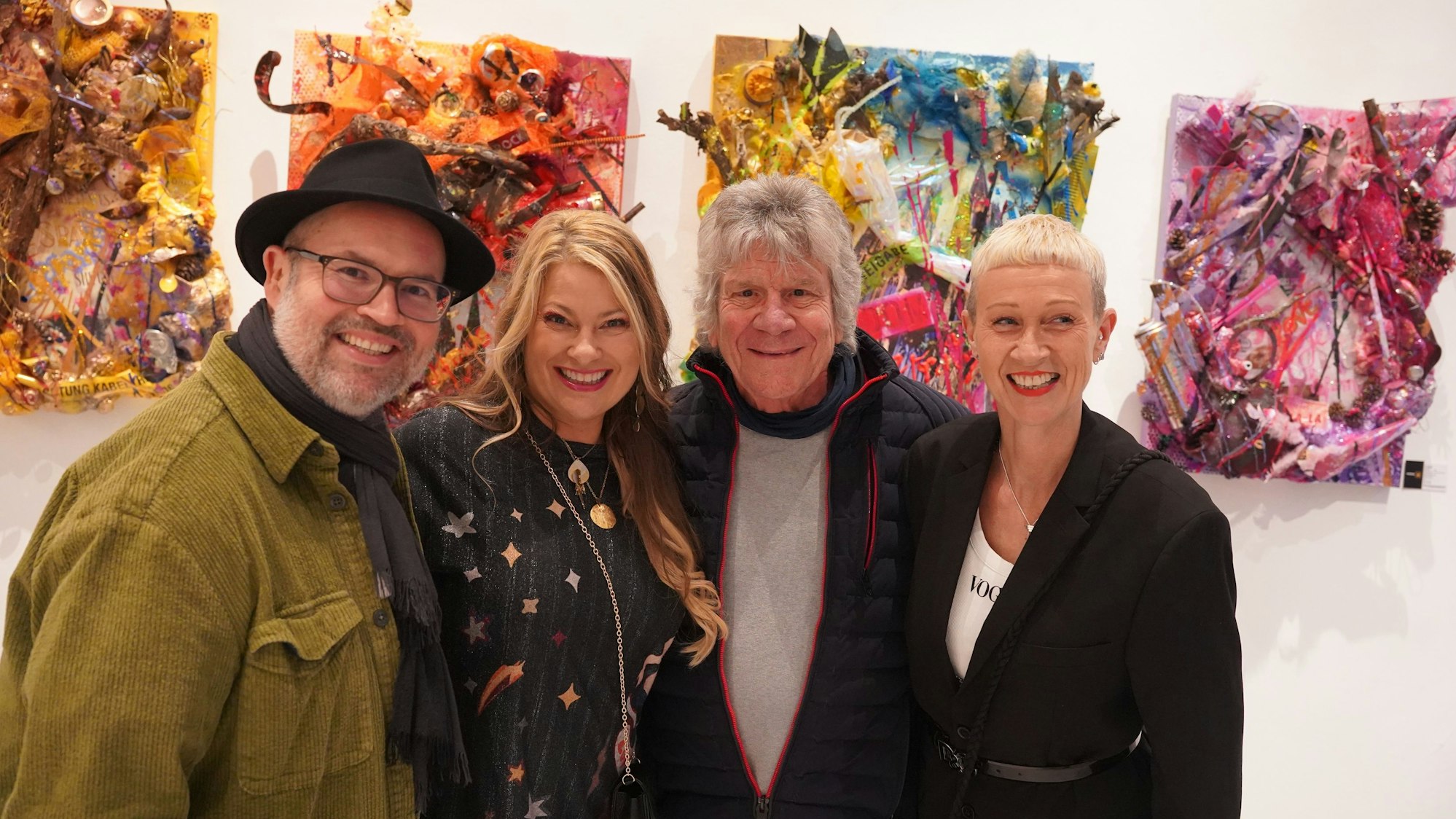 Die Künstler Wolfgang Höppener (v.l.), Manuela Klein und Andrea Wycisk mit Ur-Fööss Bömmel Lückerath.