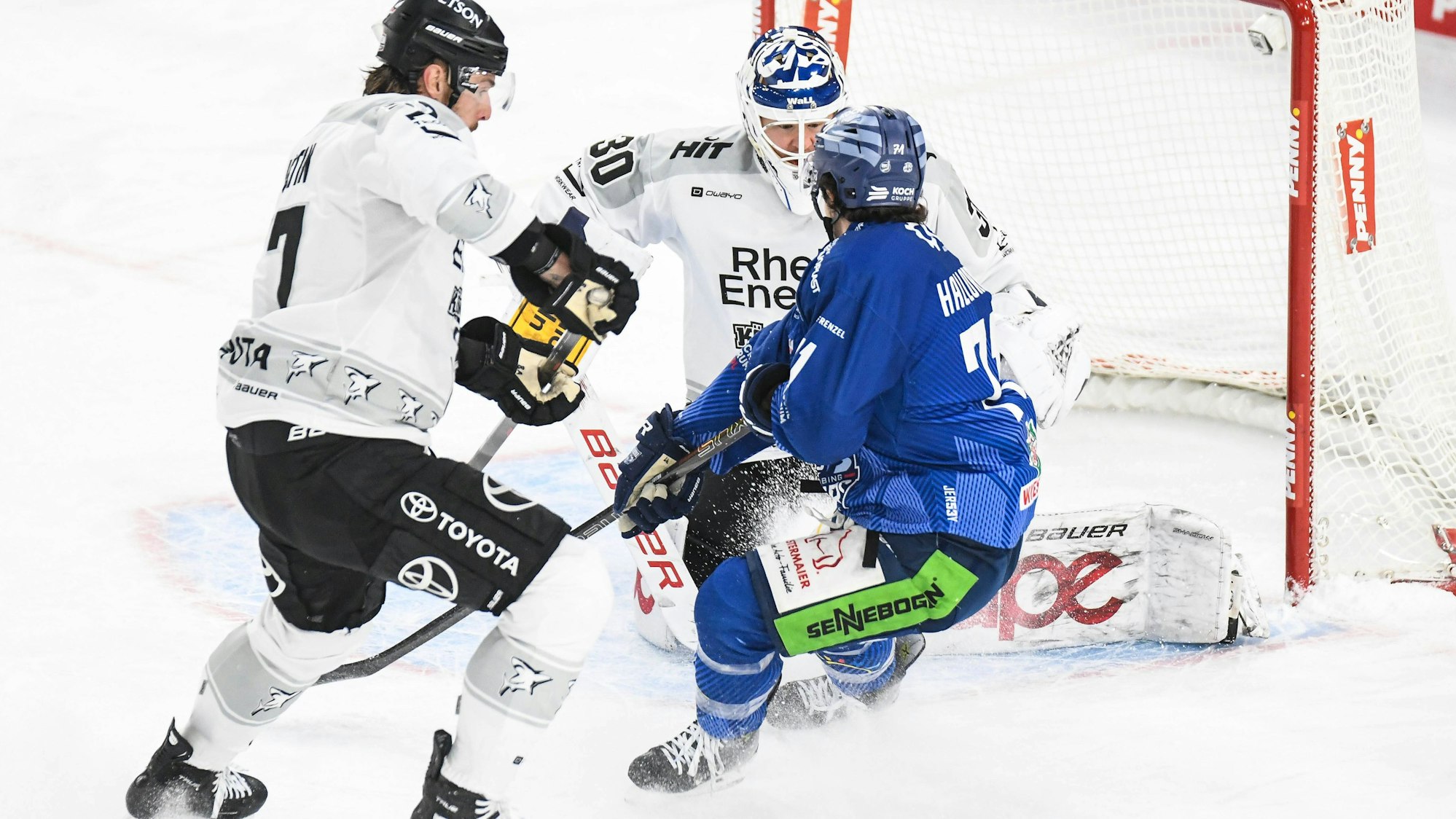 Starke Verteidigung: Haie-Goalie Janne Juvonen und Brady Austin (l.) räumen vor dem eigenen Tor gegen den Straubinger Nicholas Halloran (r.) ab.