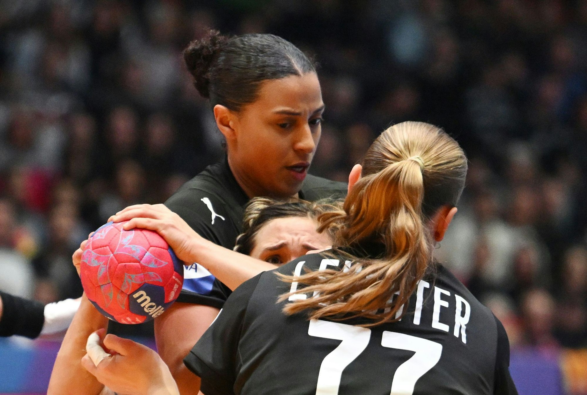 Die deutschen Handballerinnen ließen gegen Uruguay in der Abwehr wenig zu.