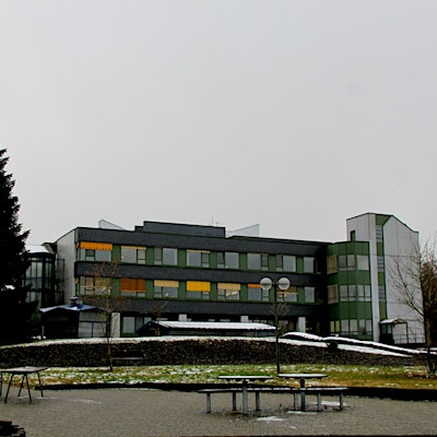 Das Bild zeigt das Klinikgebäude.