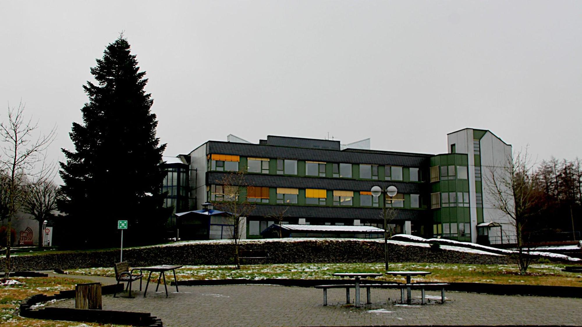 Das Bild zeigt das Klinikgebäude.