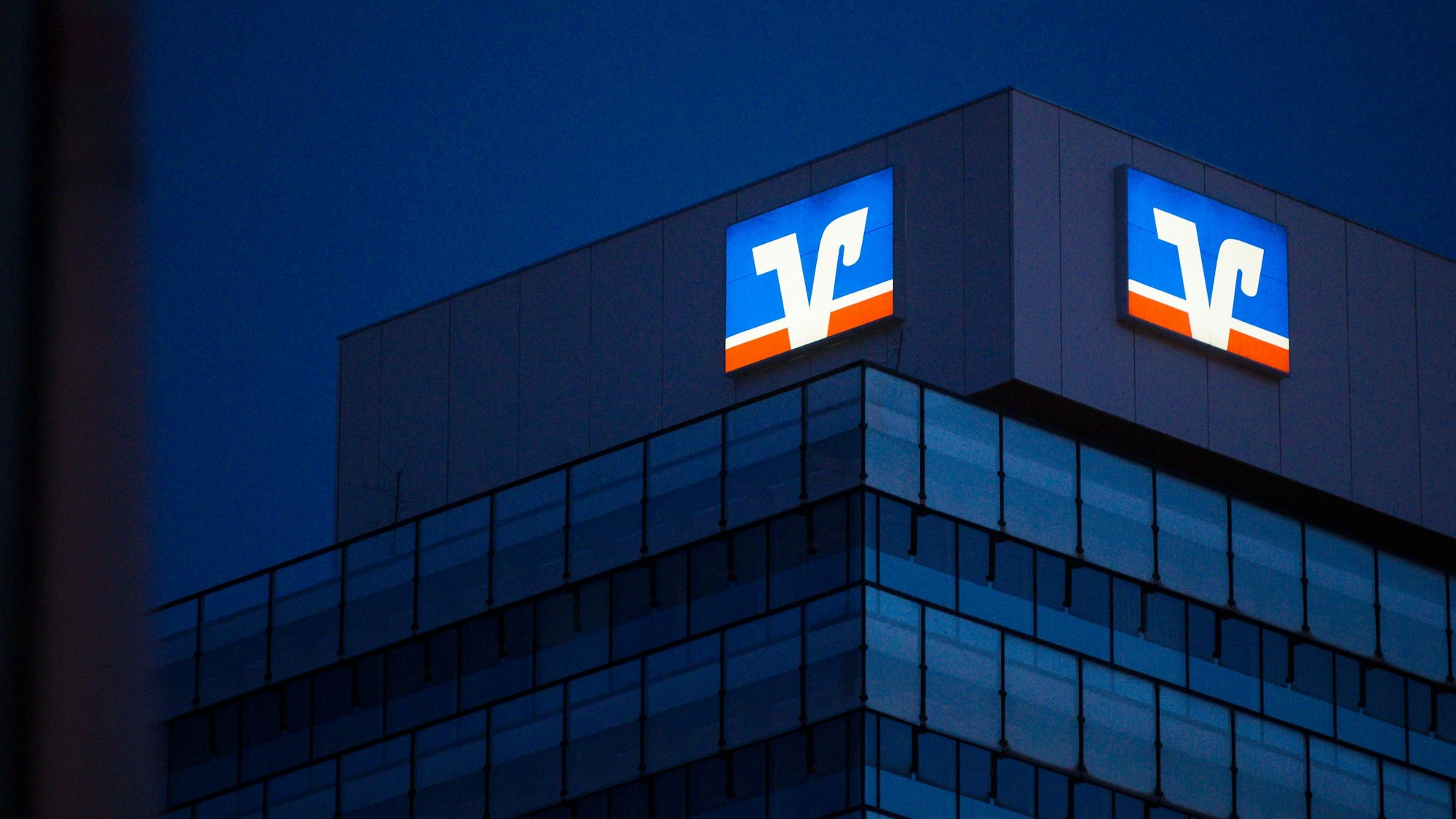 Das Logo der Volksbank ist auf einem Gebäude zu sehen.